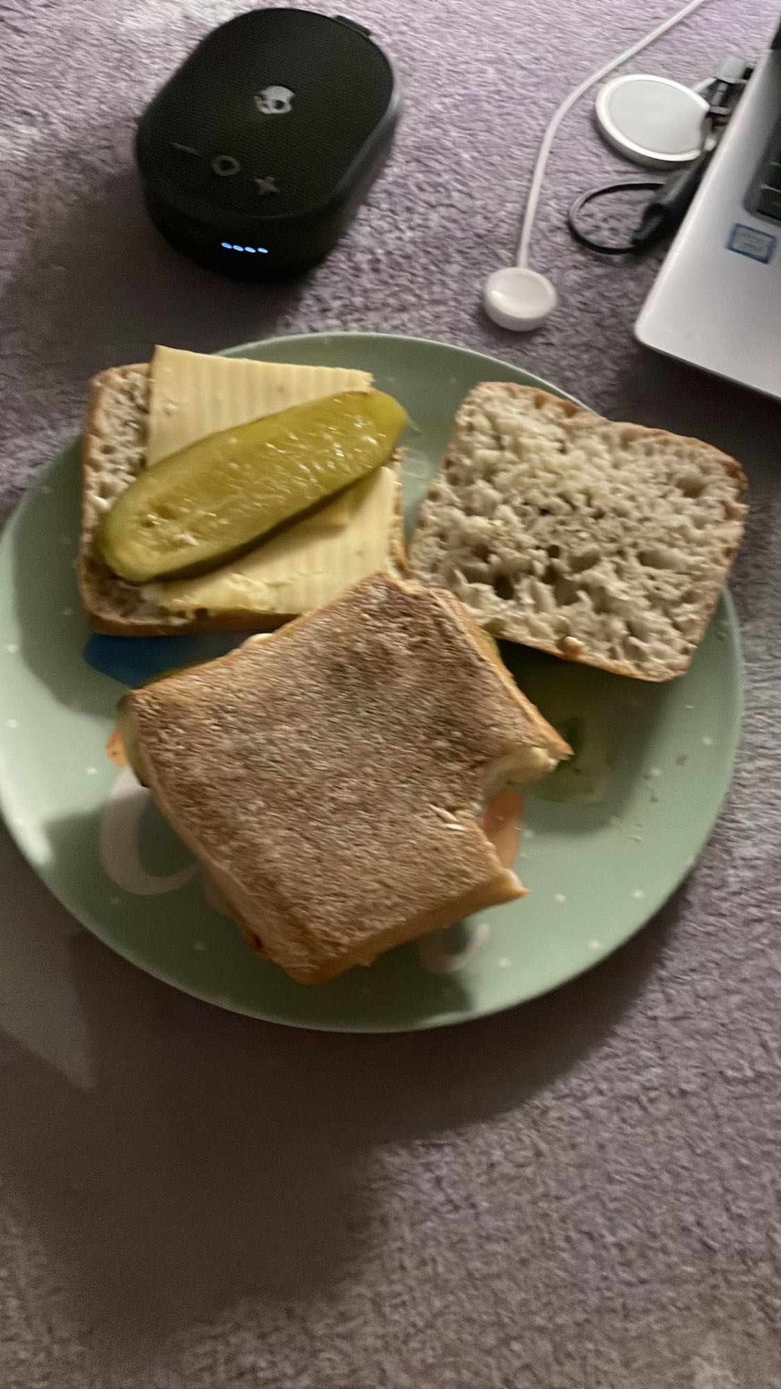 kanapka z serem i ogórkiem