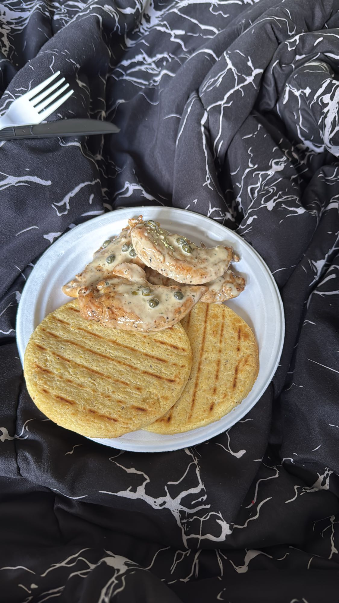 pollo con salsa y pan pita