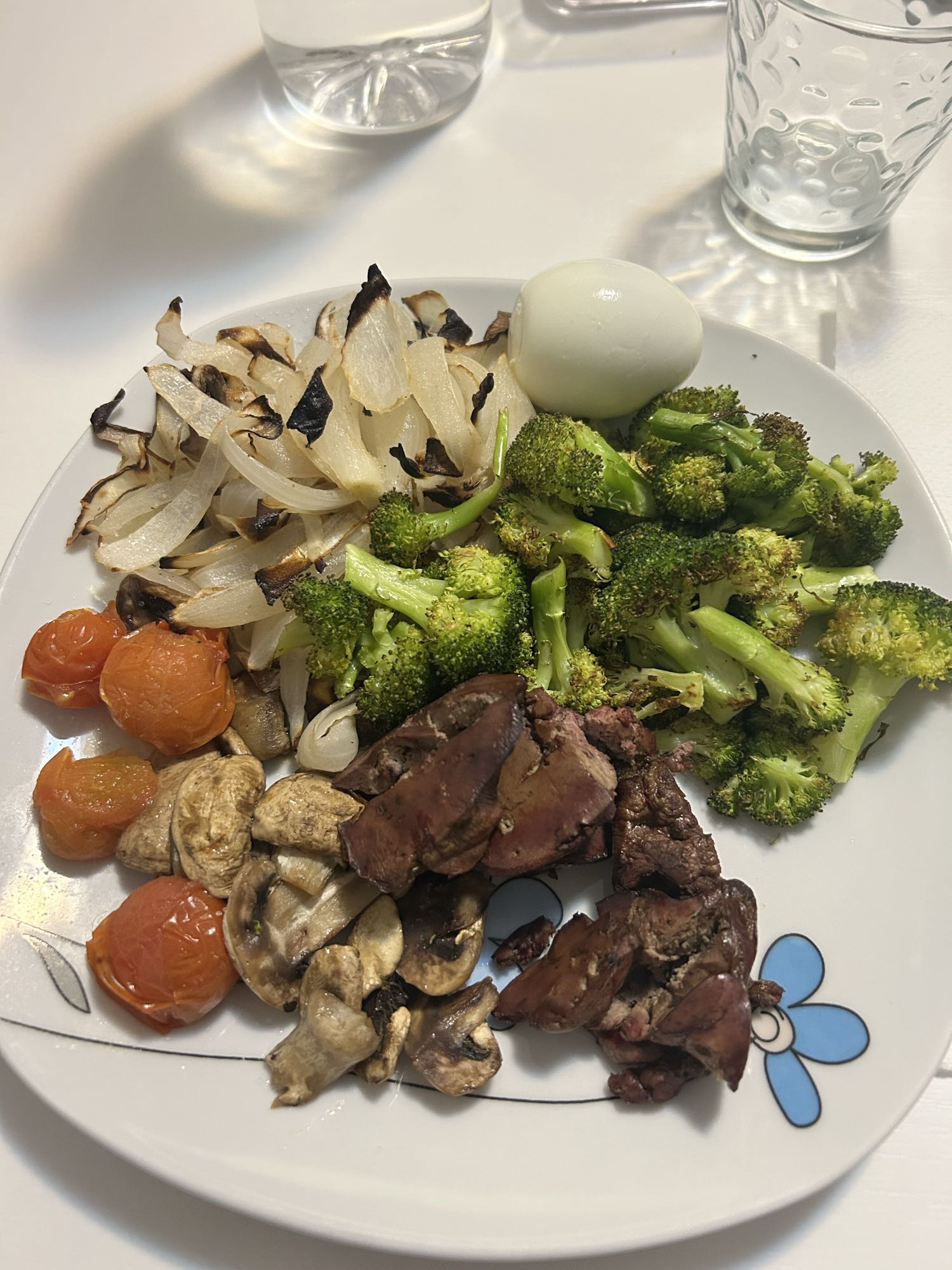 Plato de verduras y hígado