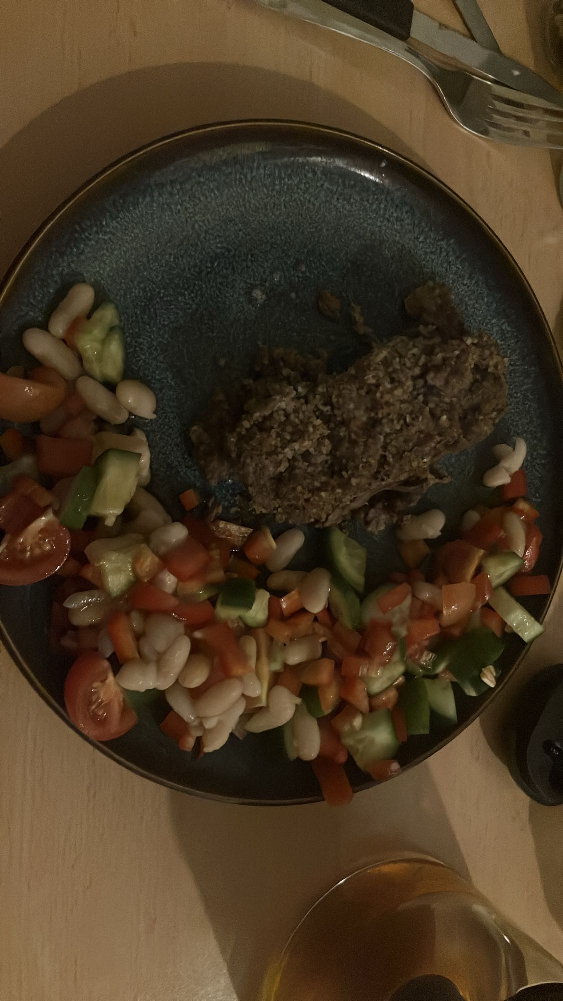 Salada de feijão e quibe com molho de azeite balsâmico e mel