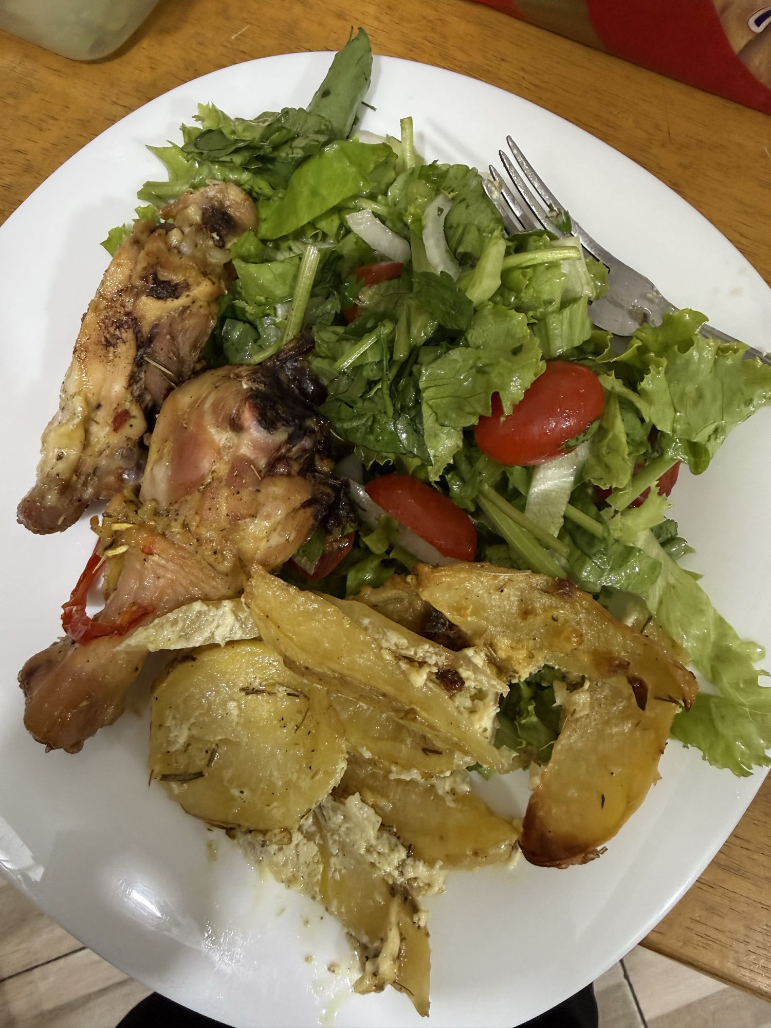 Frango com batata e salada
