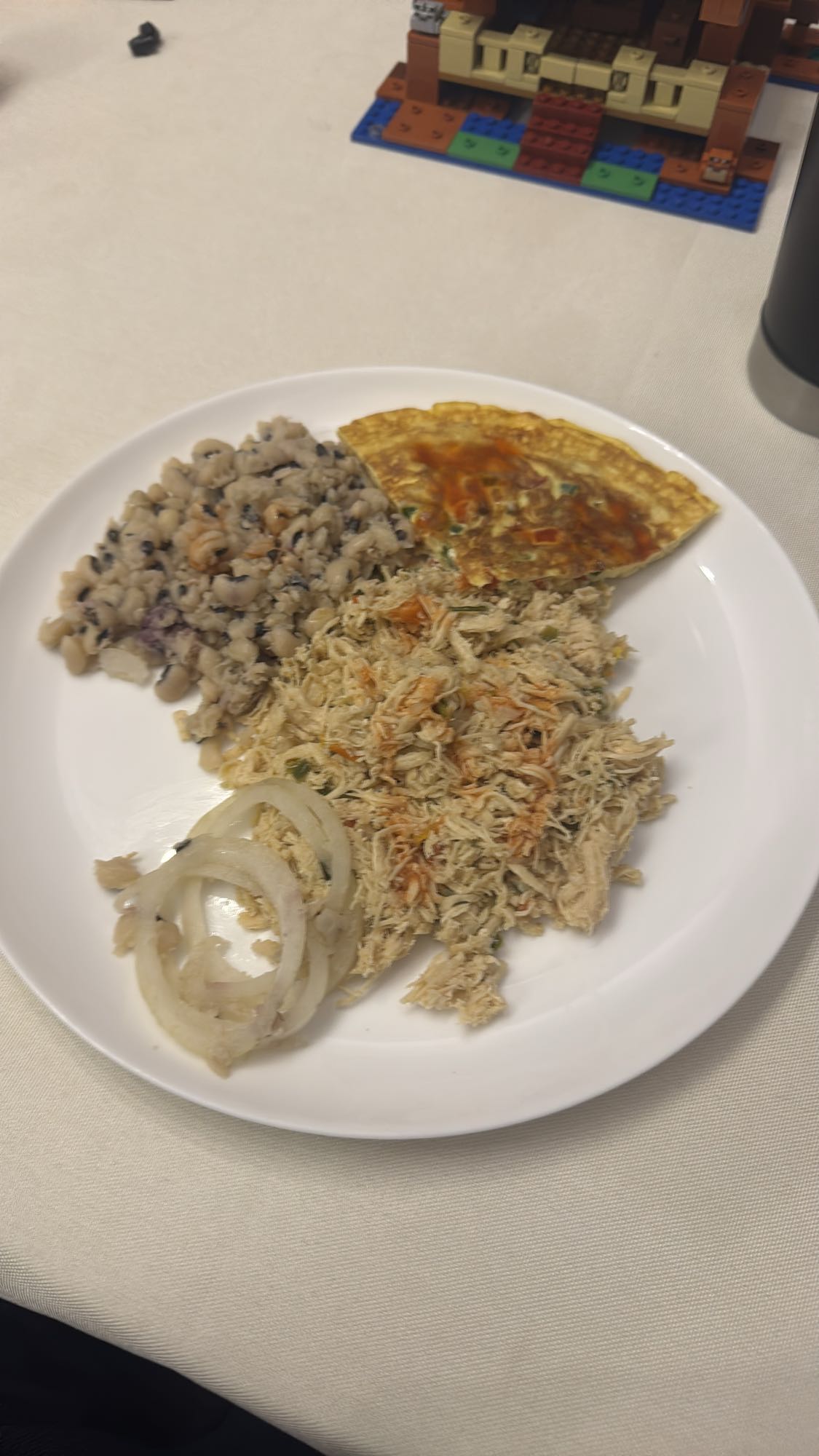 Frango com feijão e omelete