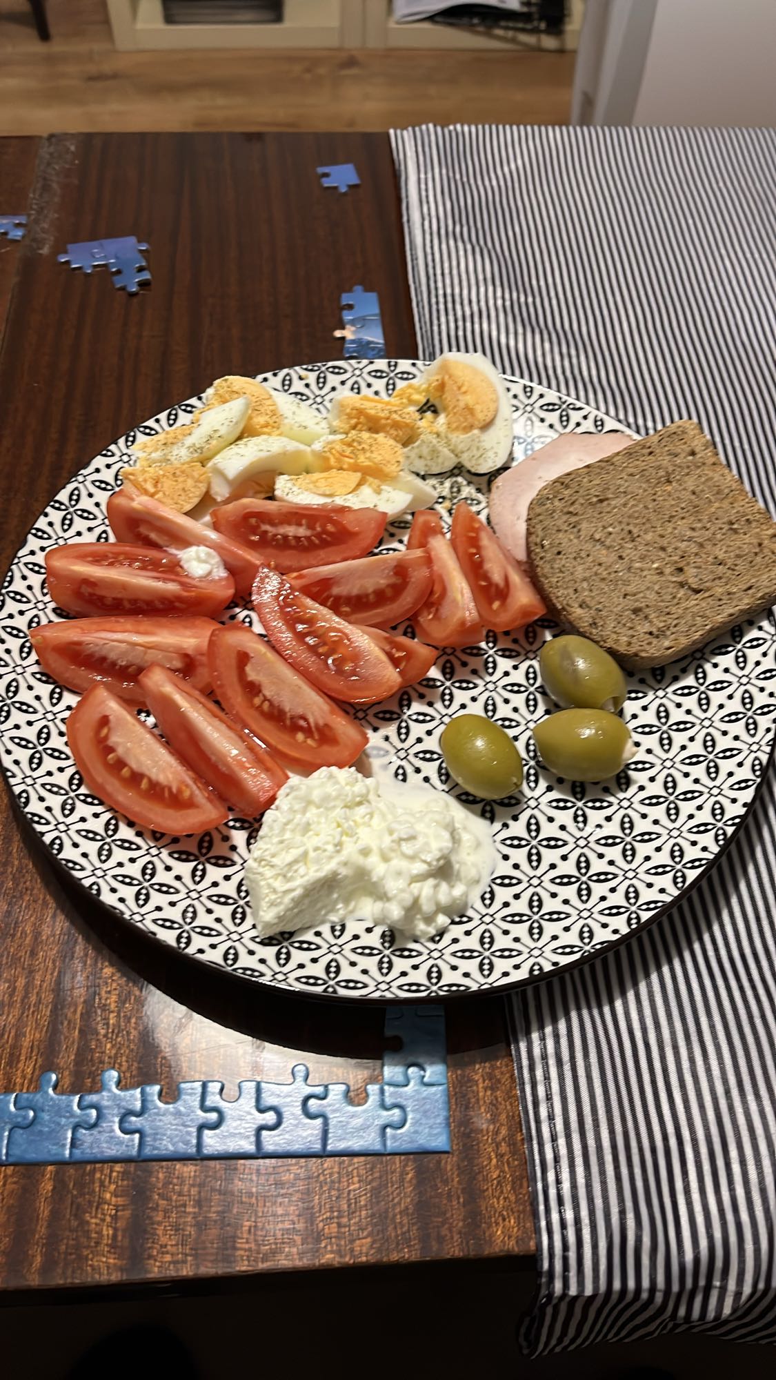 Закуска с яйца и домати