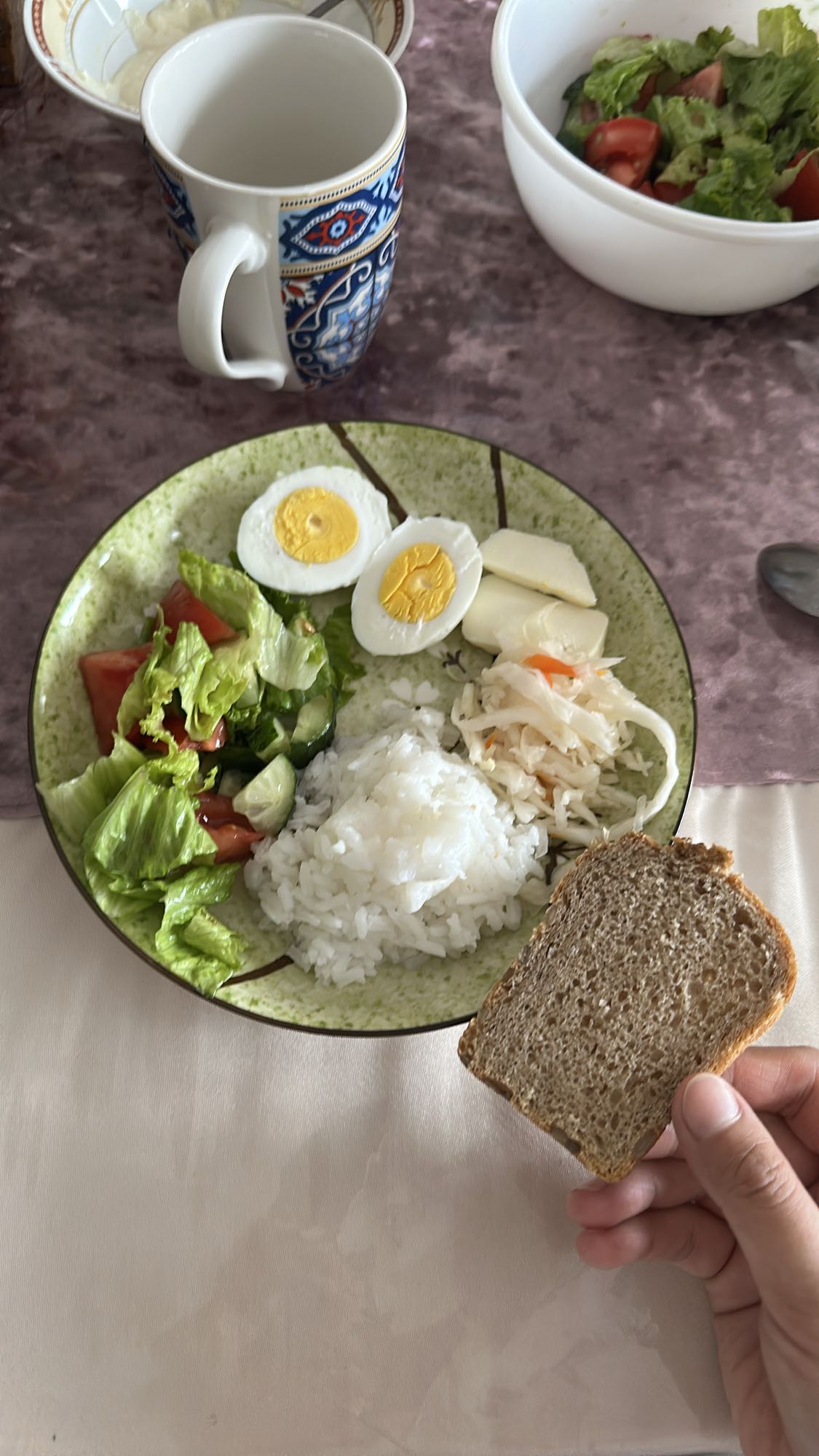 Тарелка с яйцом и рисом