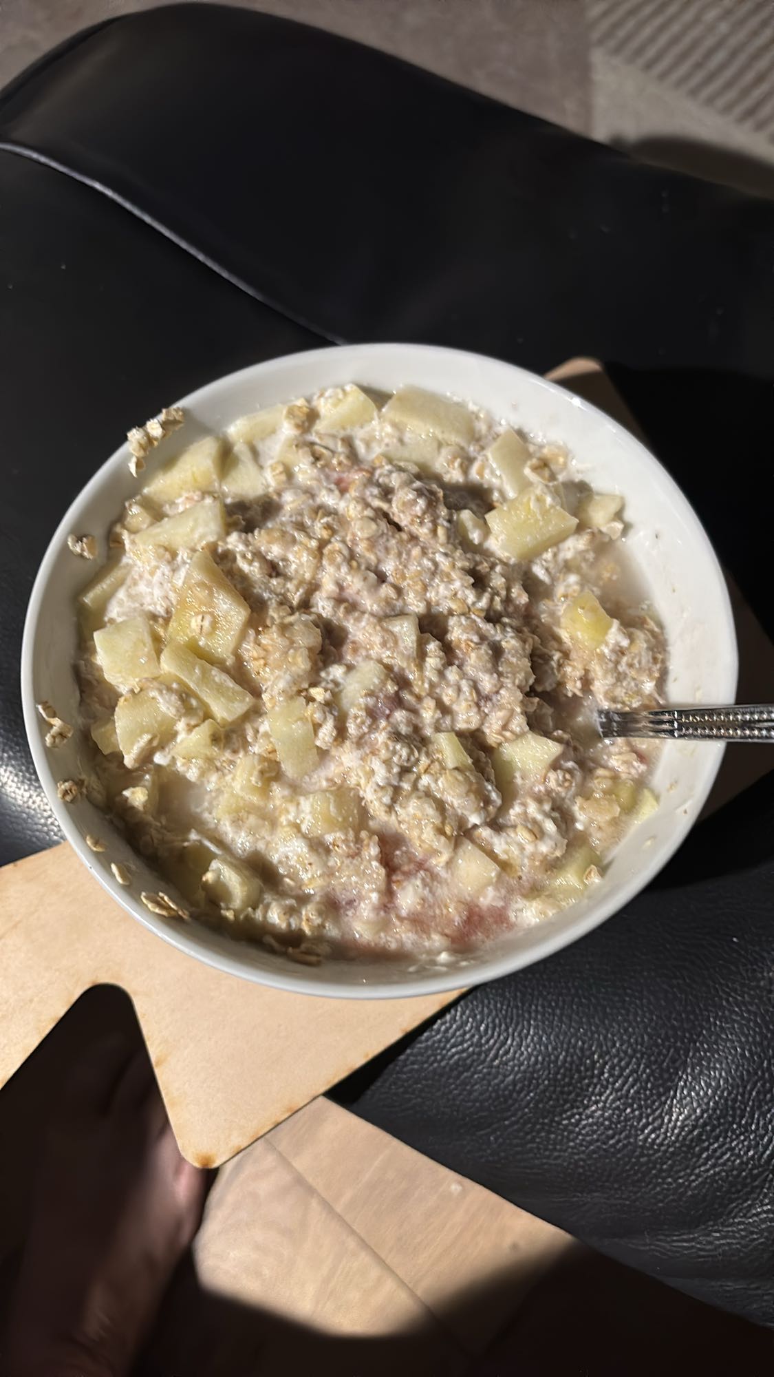 Havregrøt med eple, gresk yoghurt, jordbær og melk