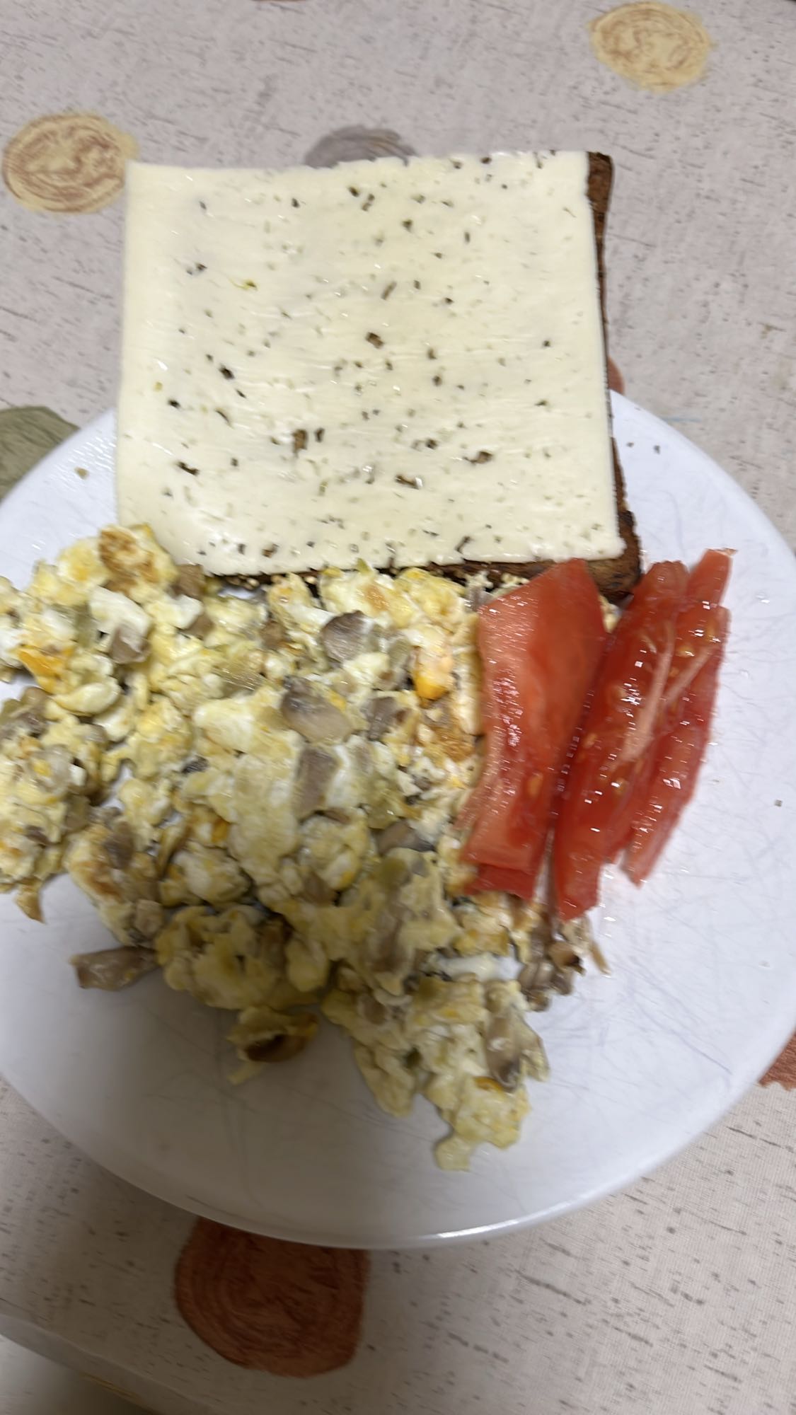 Desayuno con huevo y pan