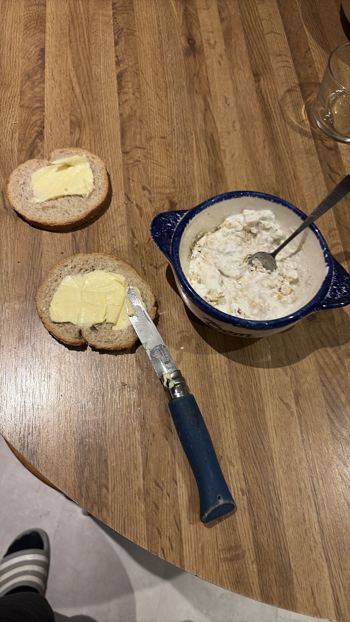 Pain beurre et fromage blanc avoine