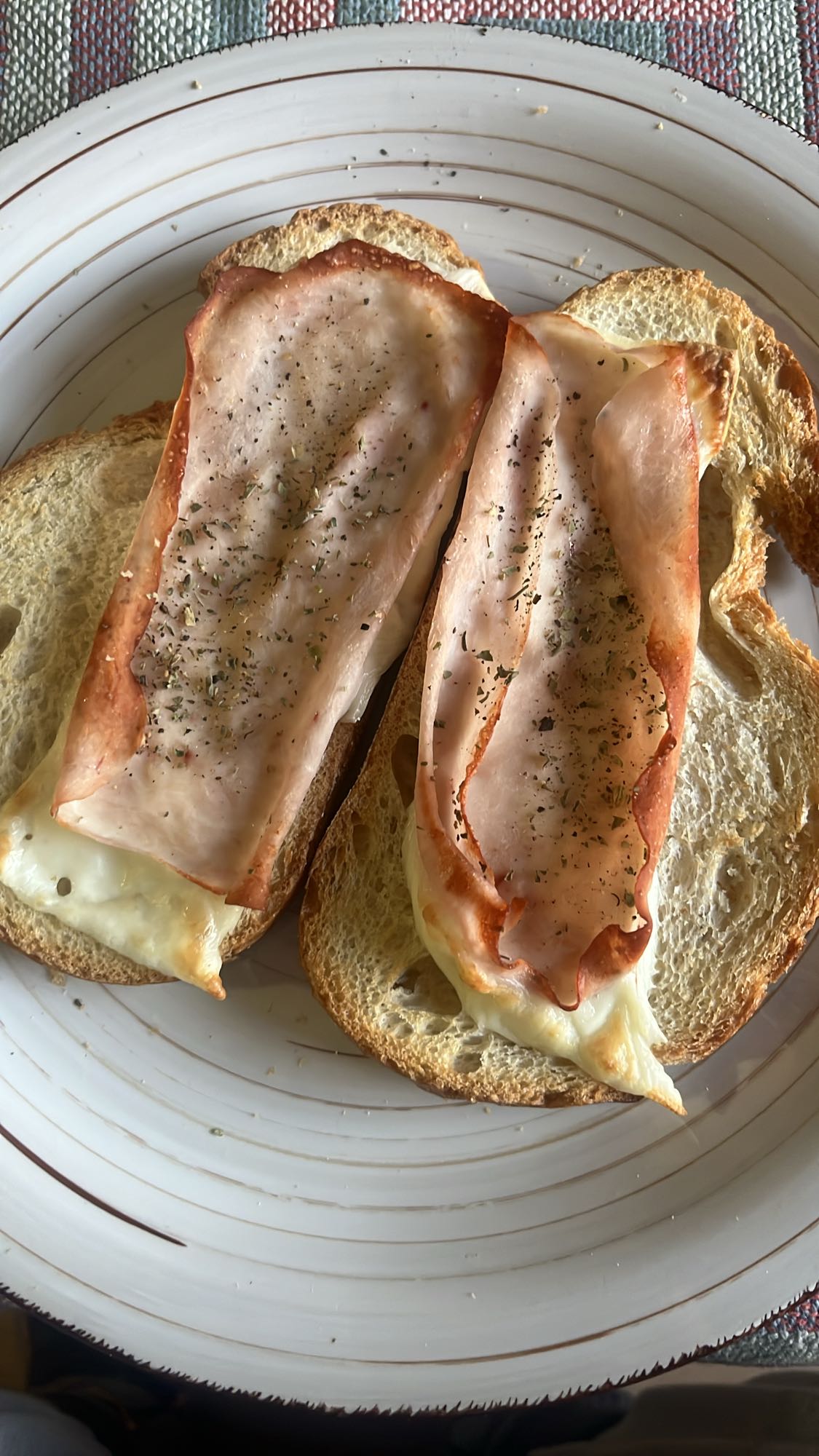 Tostadas con jamón y queso