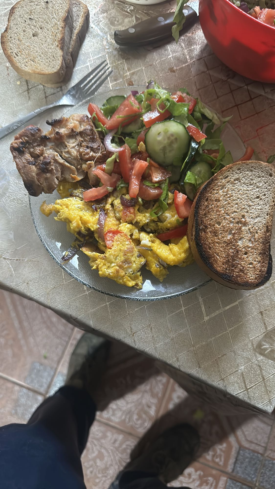 Mic dejun cu ouă, carne și salată