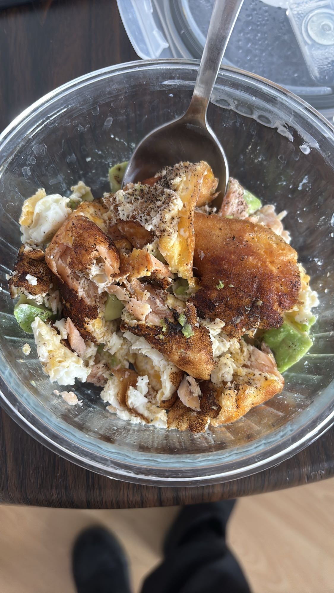 Jajka z łososiem i awokado