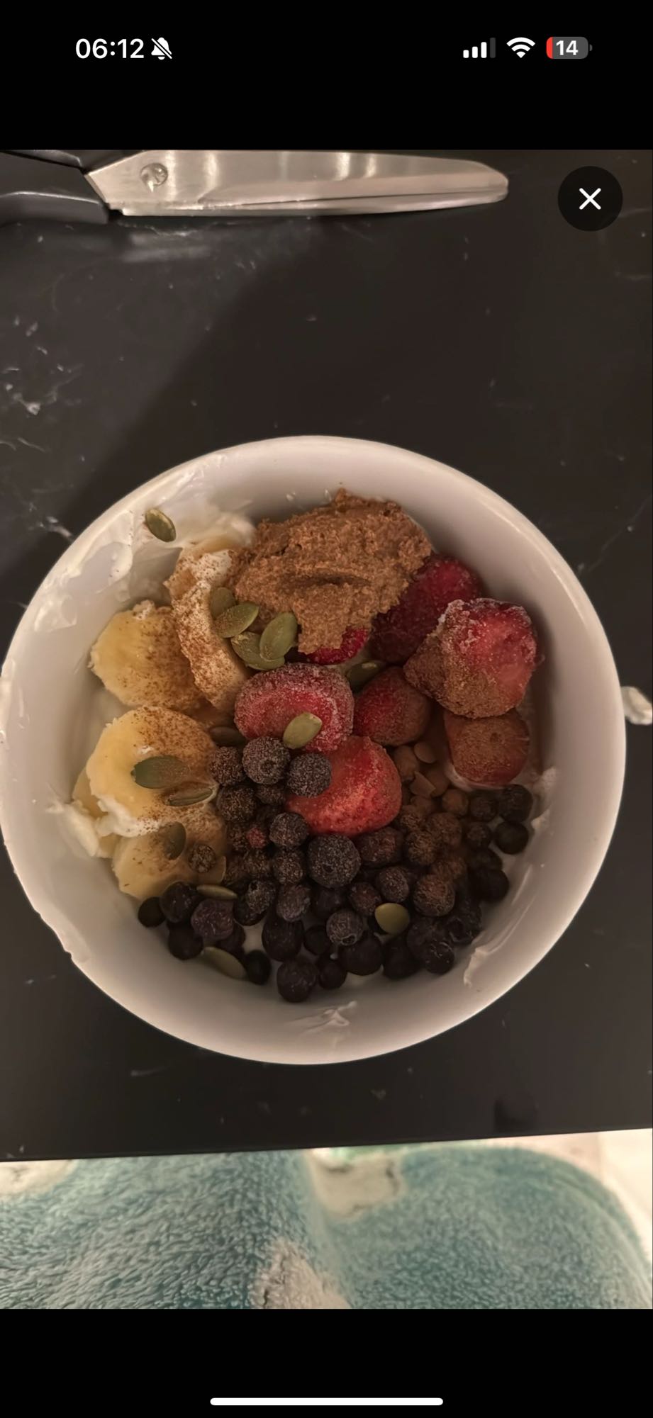 Yoghurt med bär och frön