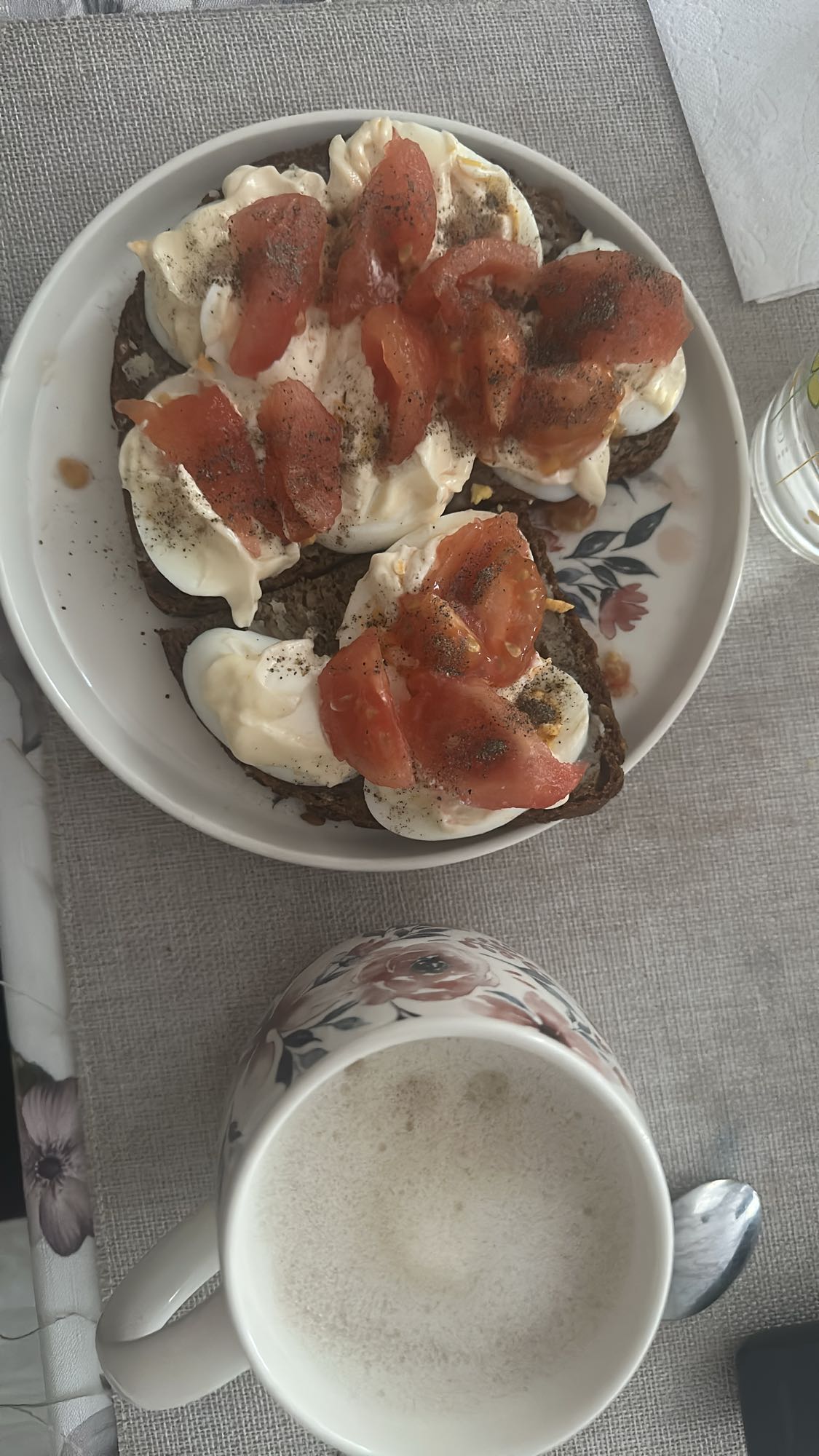 Kanapki z jajkiem i pomidorem