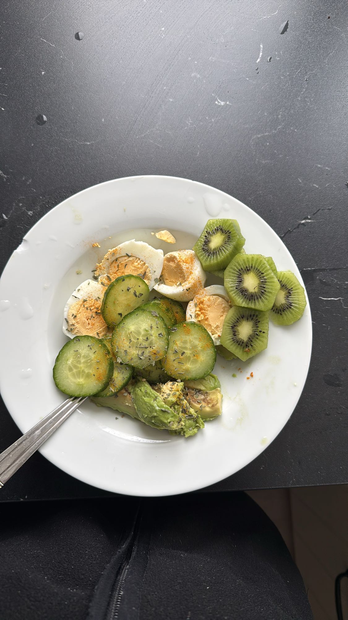 Ägg, gurka, kiwi & avokado