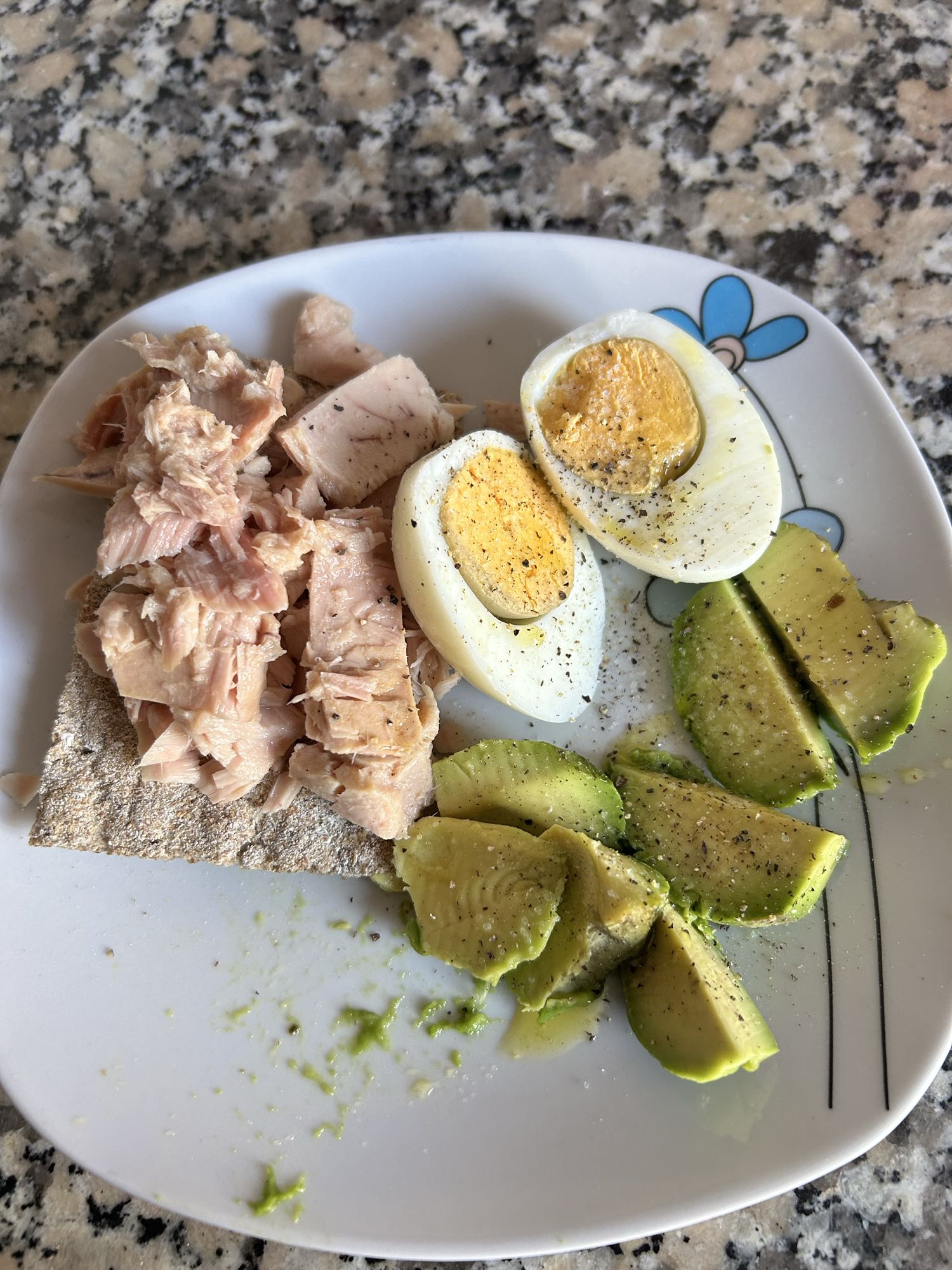 Tostada con atún y huevo