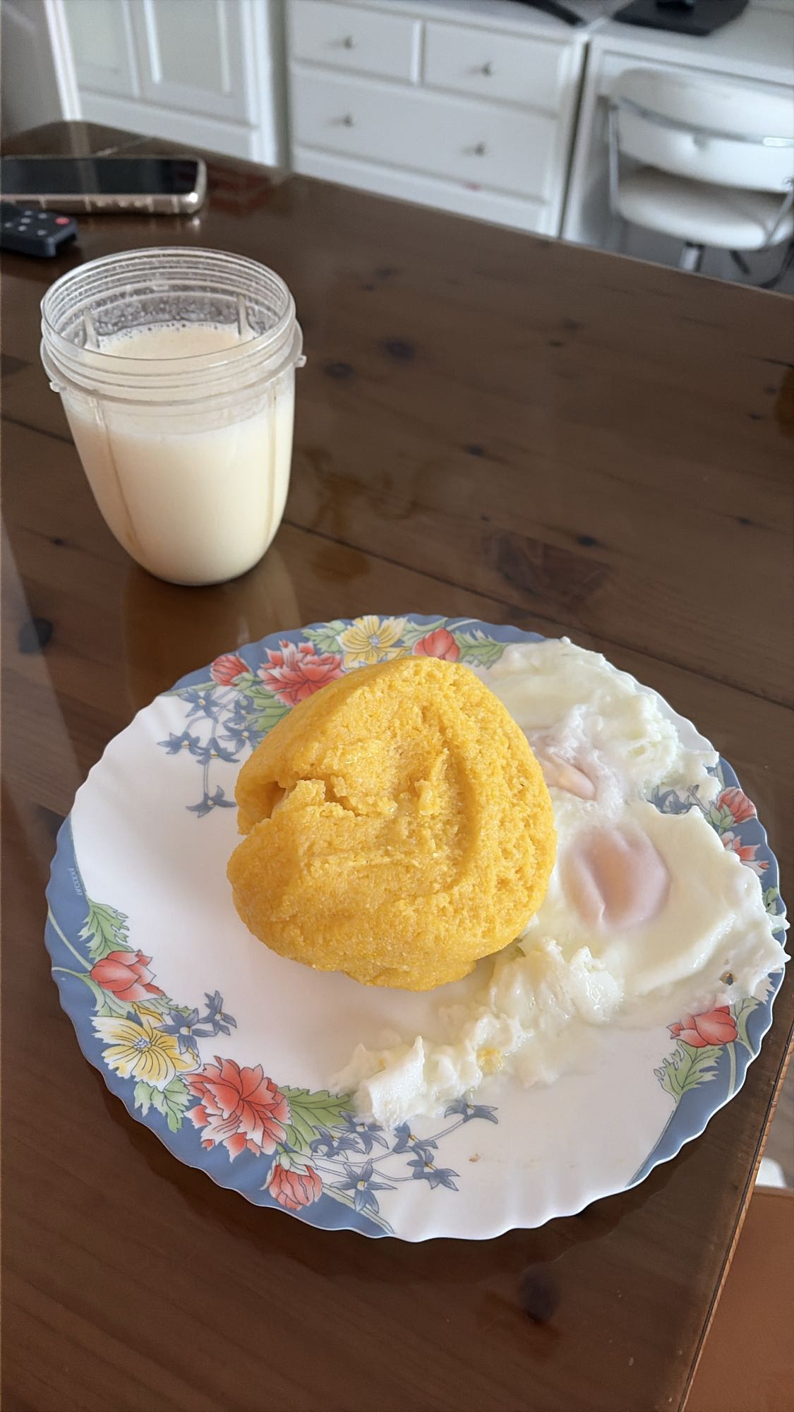 Bulz cu două ochiuri de ou și shake proteic