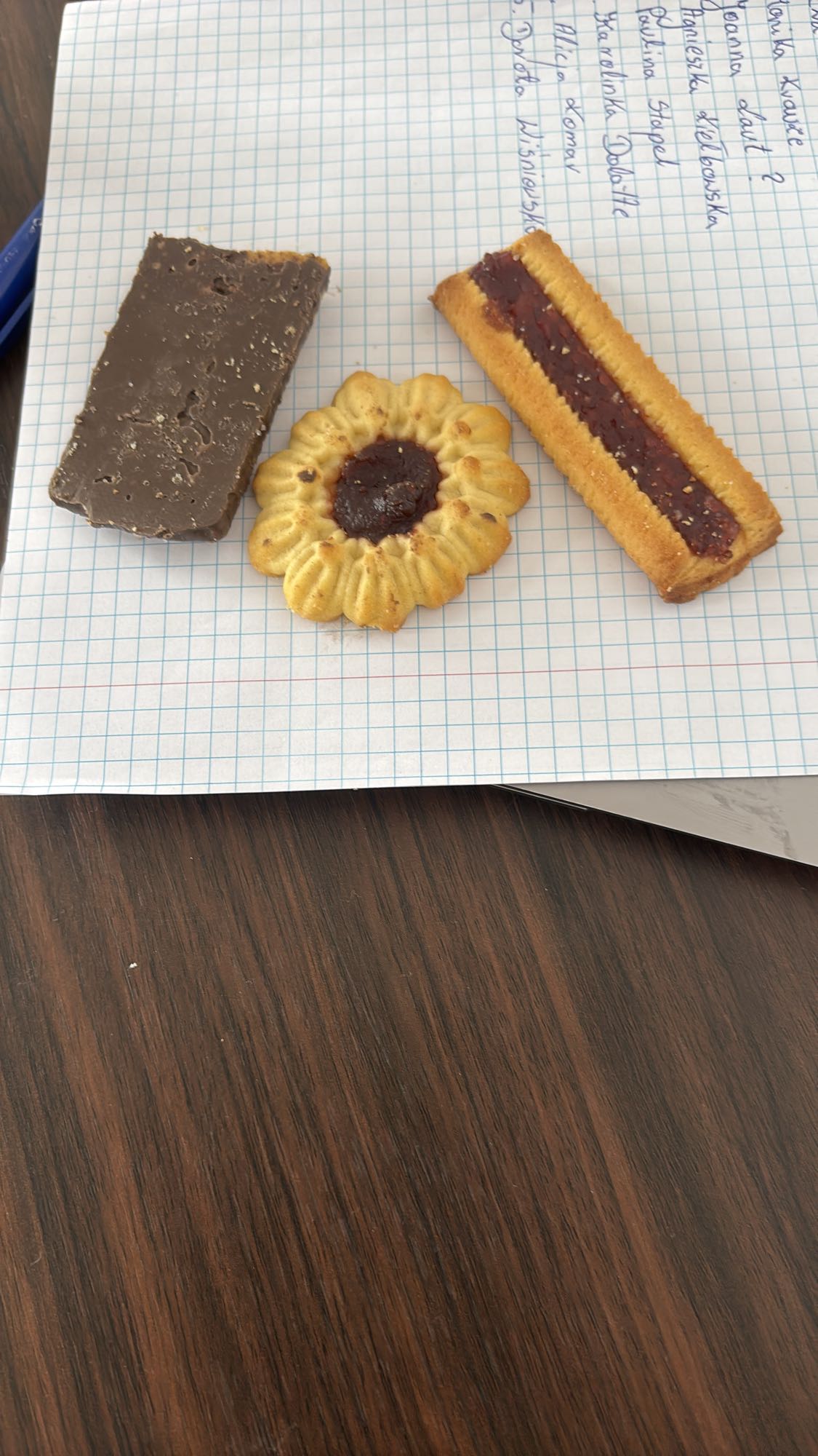 trzy ciastka z dżemem i czekoladą