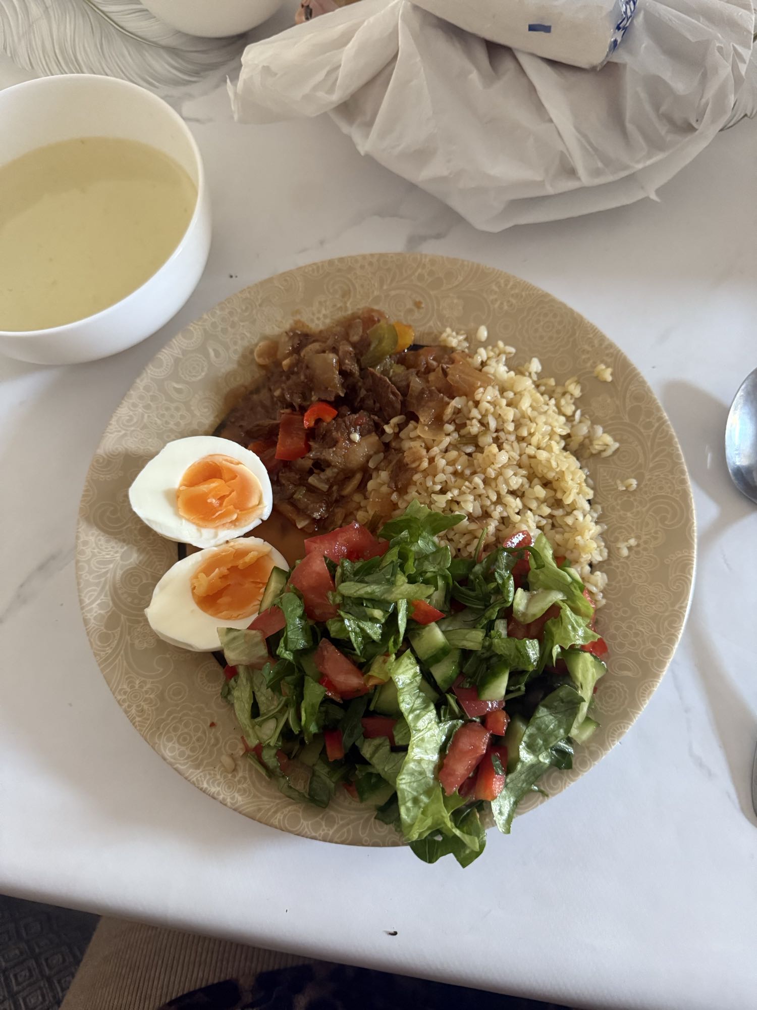 Булгур с мясом и салатом