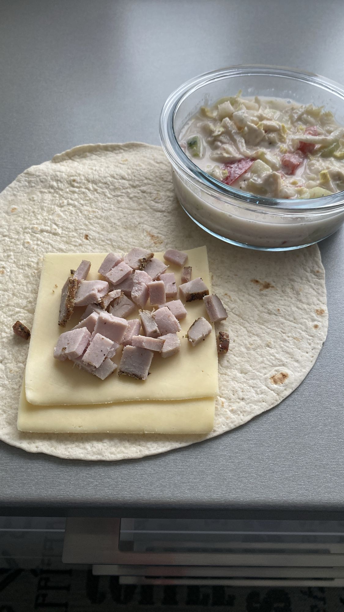 Wrap z polędwicą i sałatką