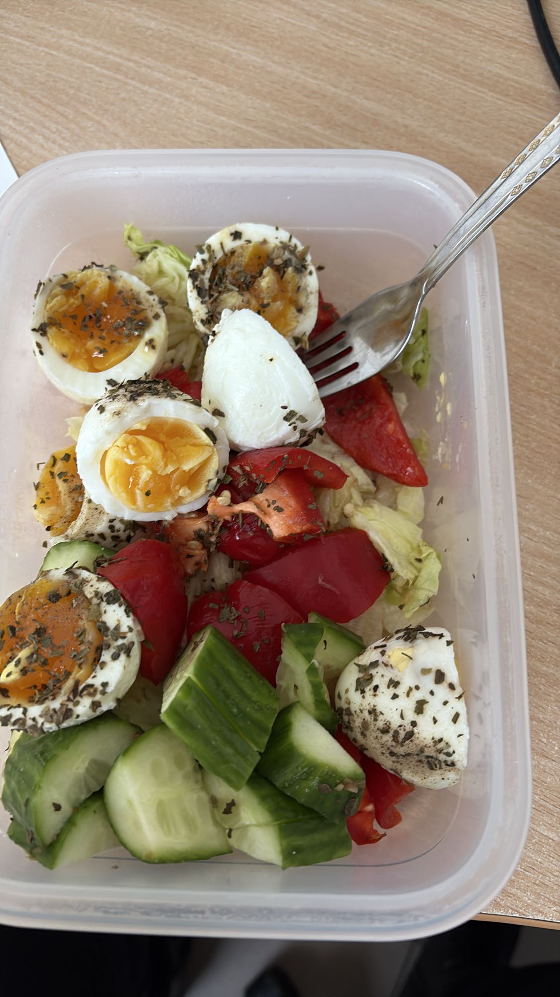 Sałatka z jajkiem i warzywami