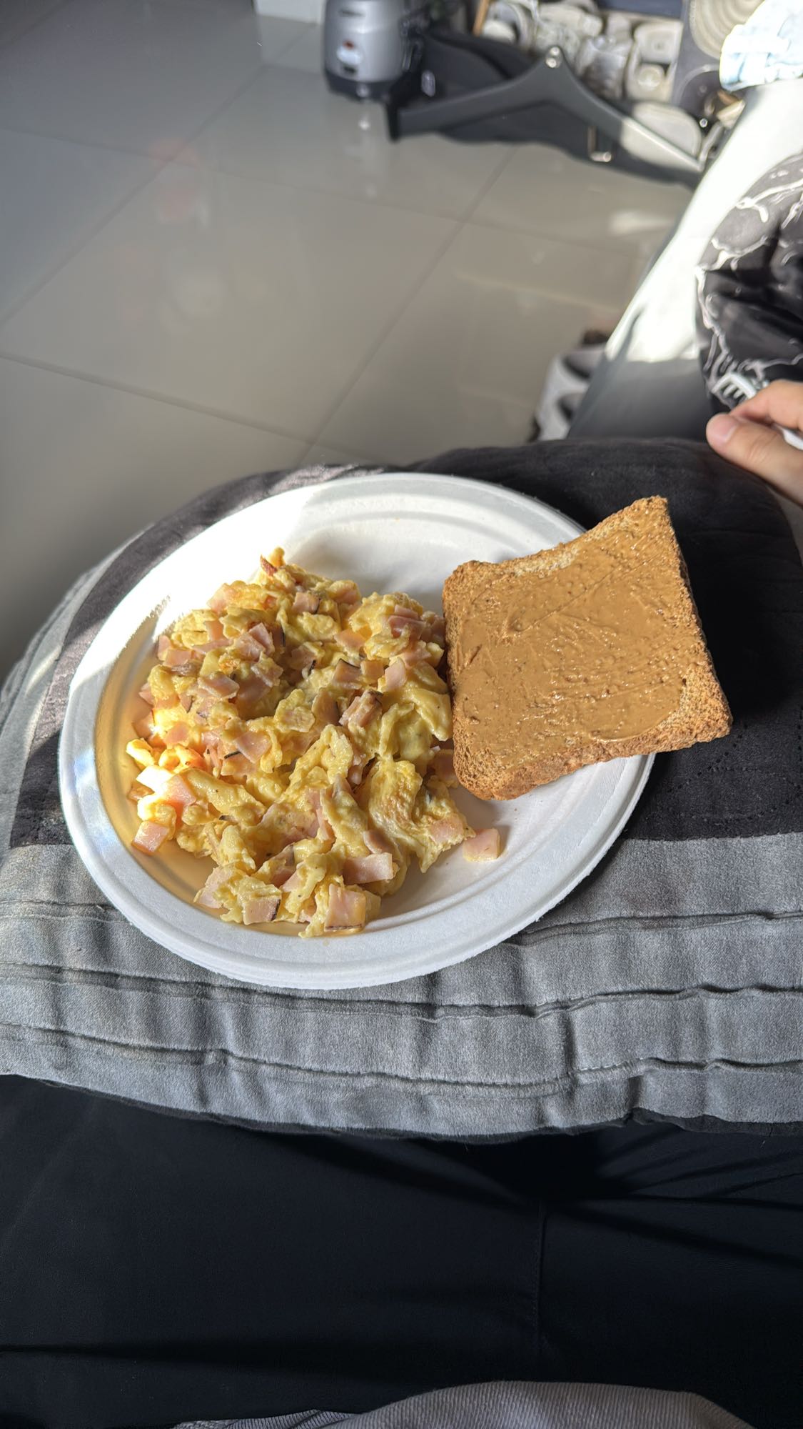 Huevos con jamón y pan