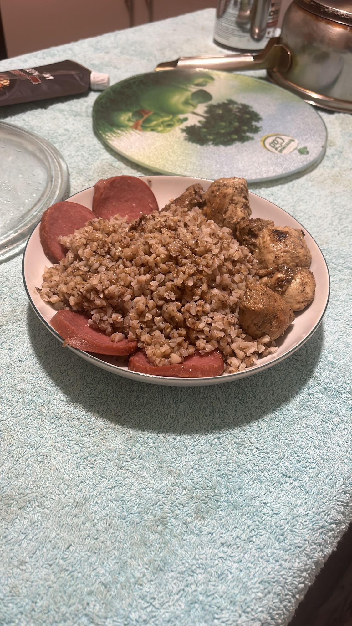 Гречка с курицей и колбасой