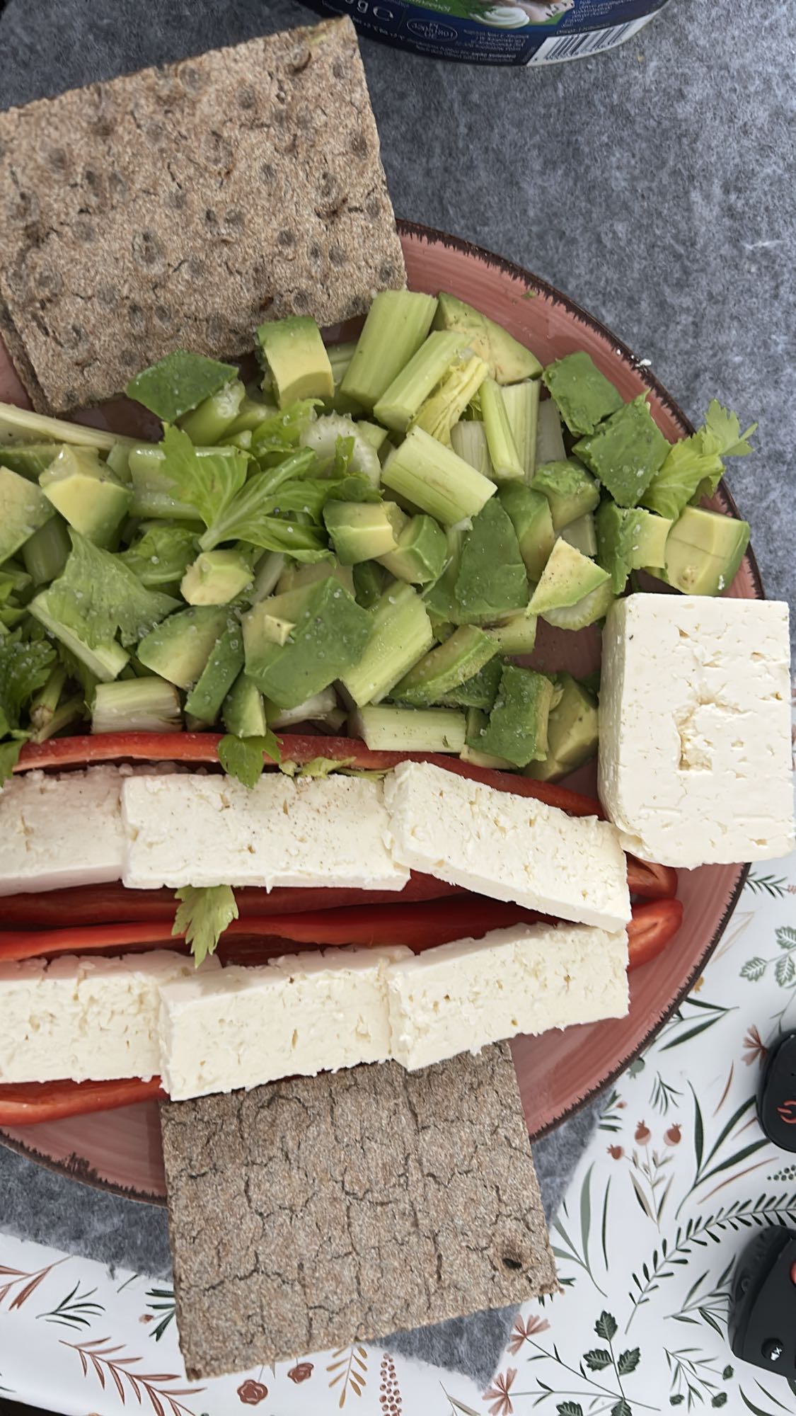 Plato de vegetales y queso