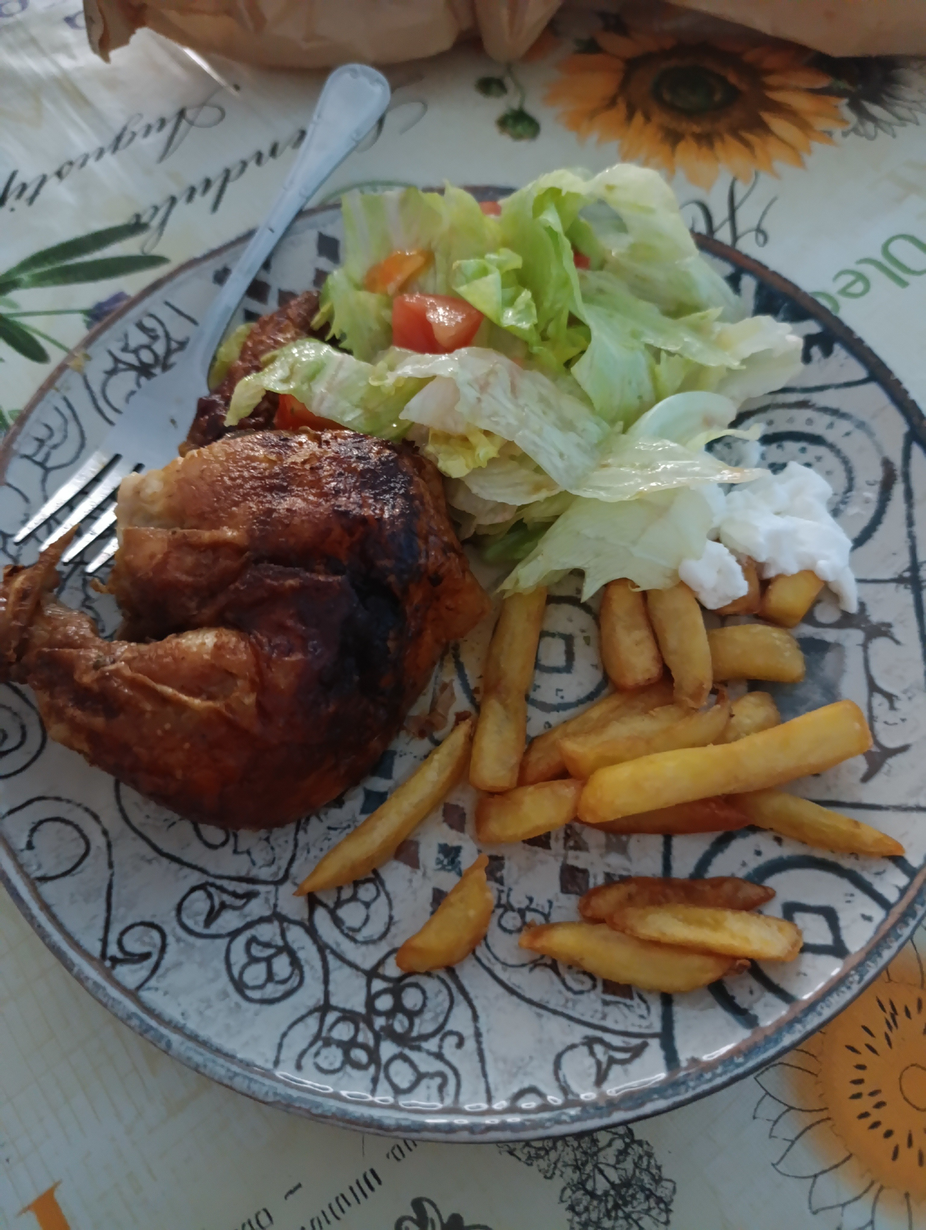 Pollo asado con papas y ensalada