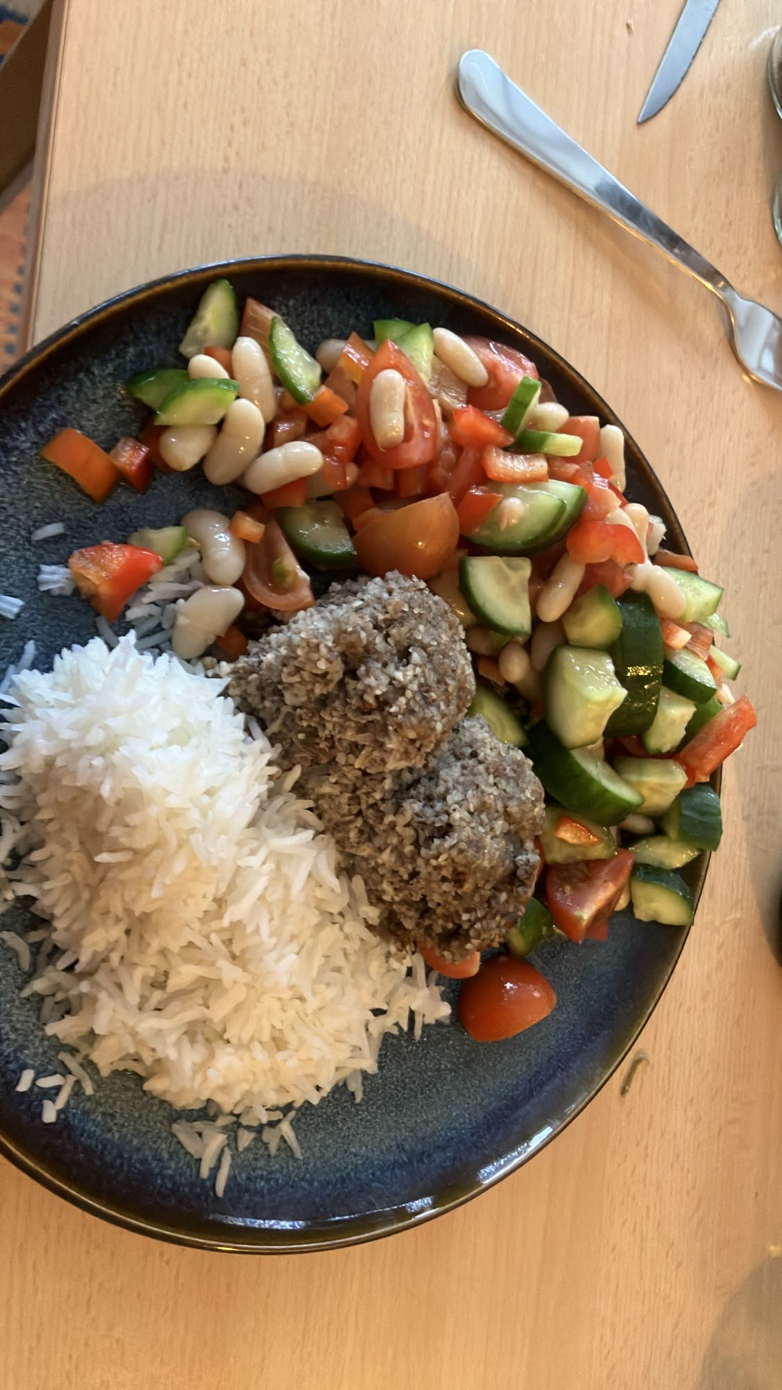 Arroz, almôndega e salada