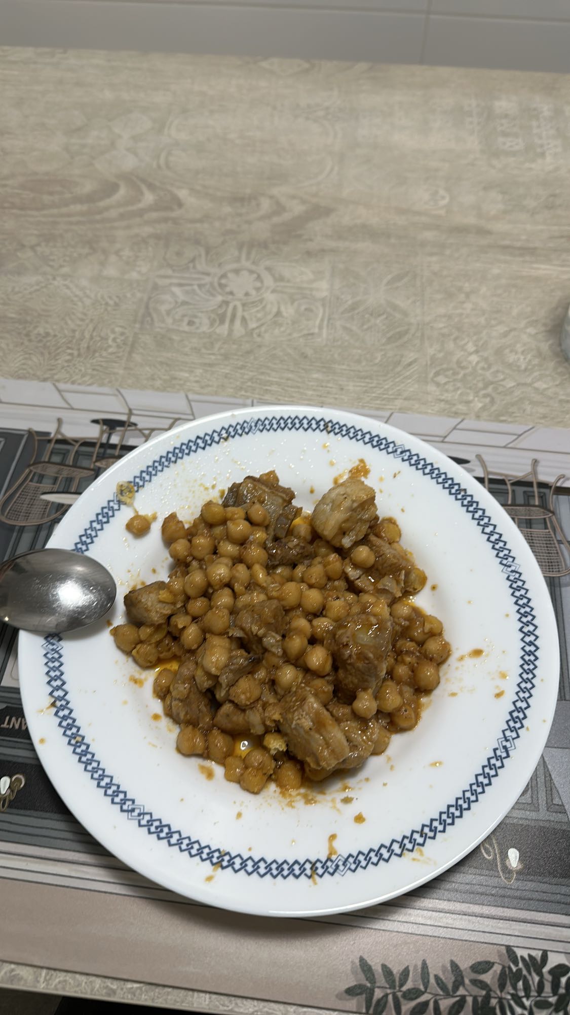 guiso de garbanzos y carne