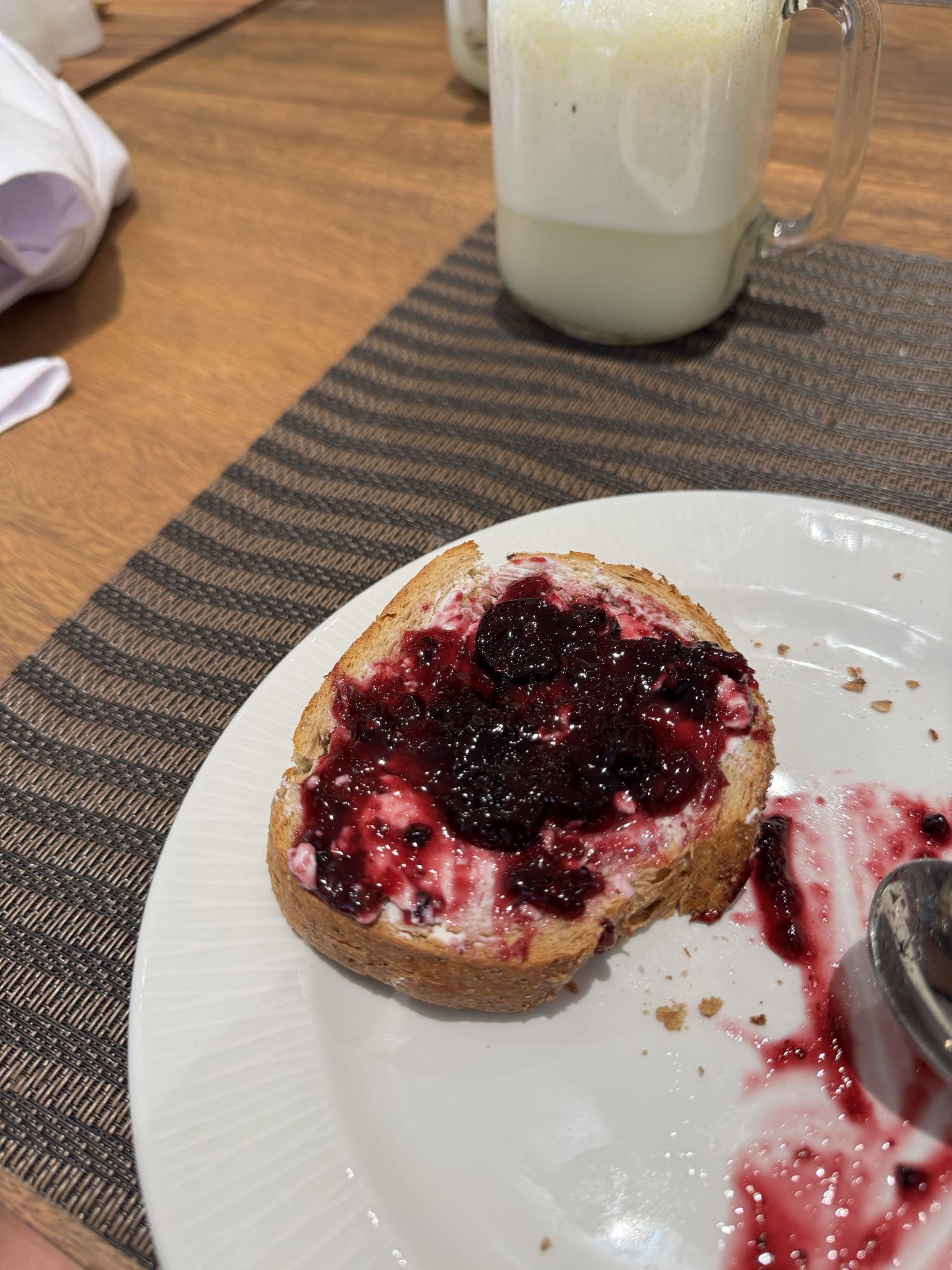 Pan con mermelada y queso crema