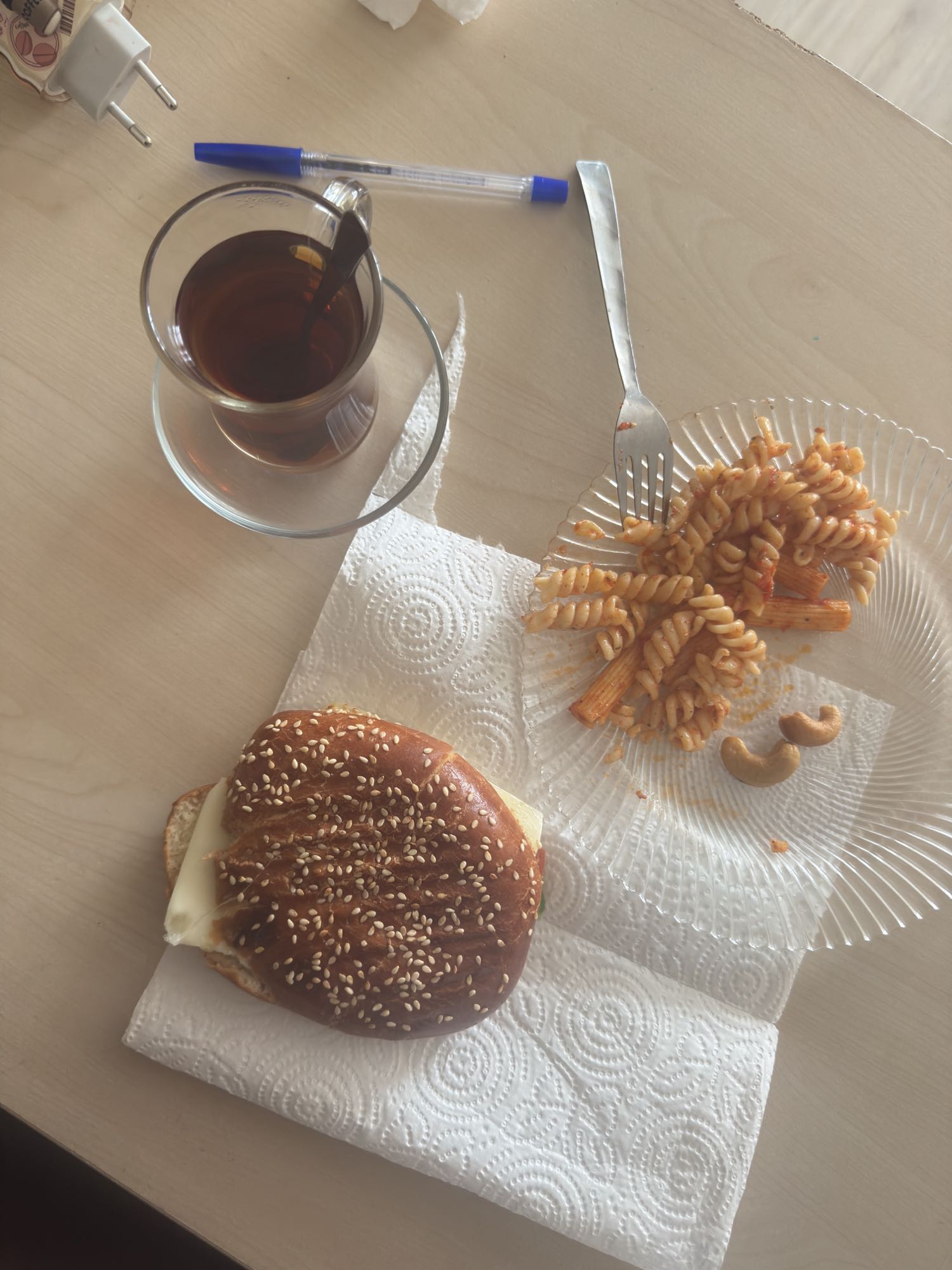 Sandviç, makarna ve çay