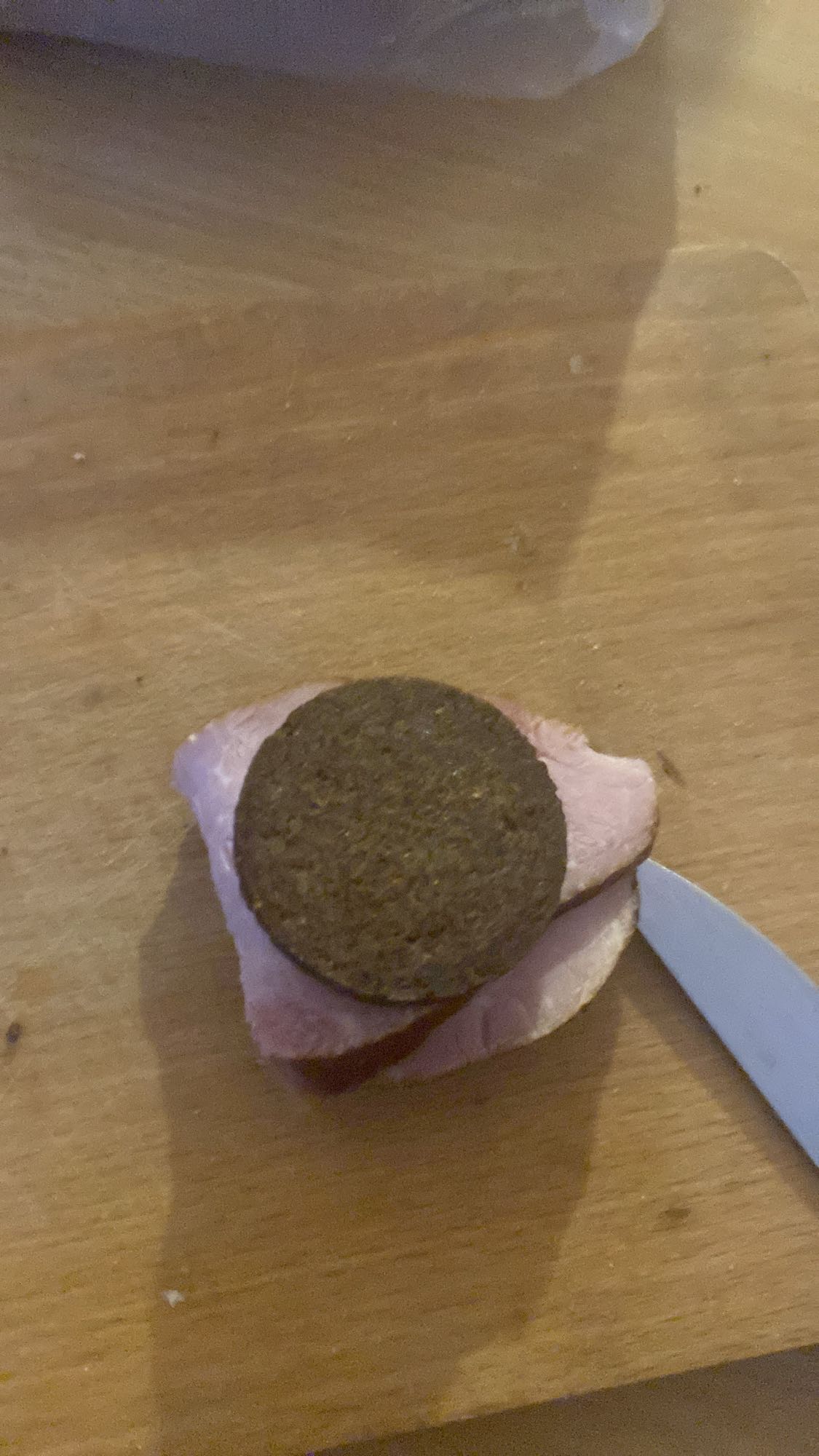 kawałek szynki z chlebem