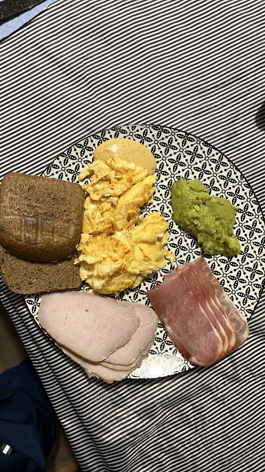 Закуска с яйца и месо