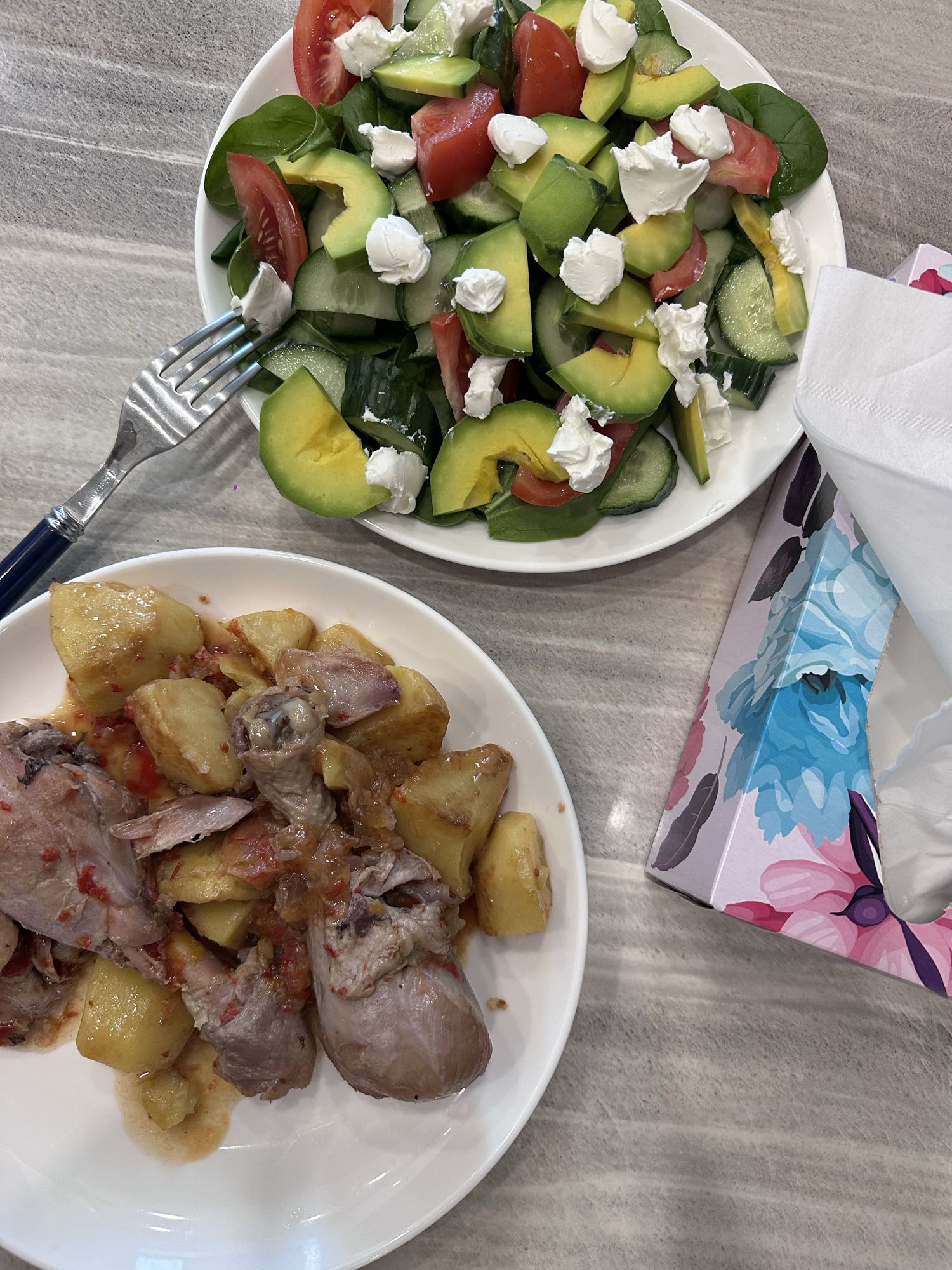 Курица с картофелем и салат