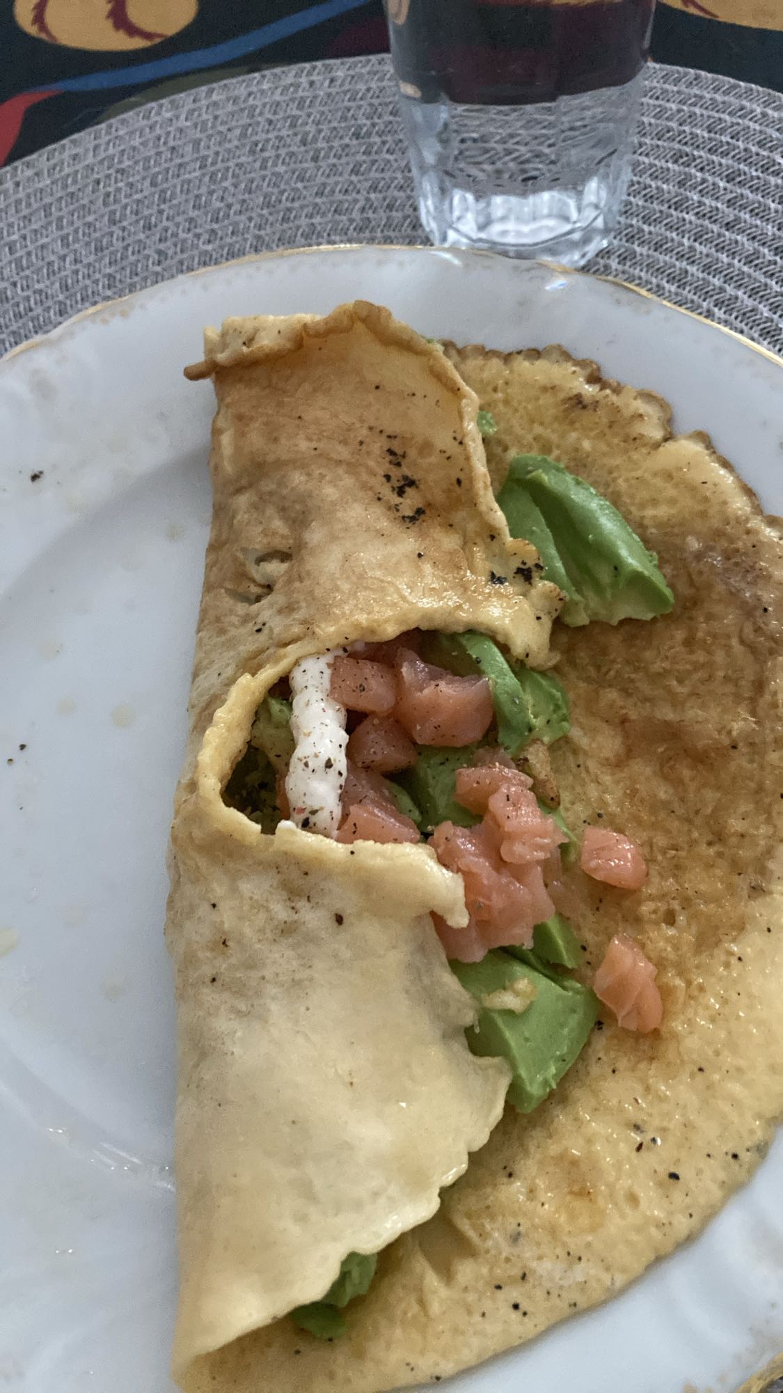 Omelet med lax och avokado