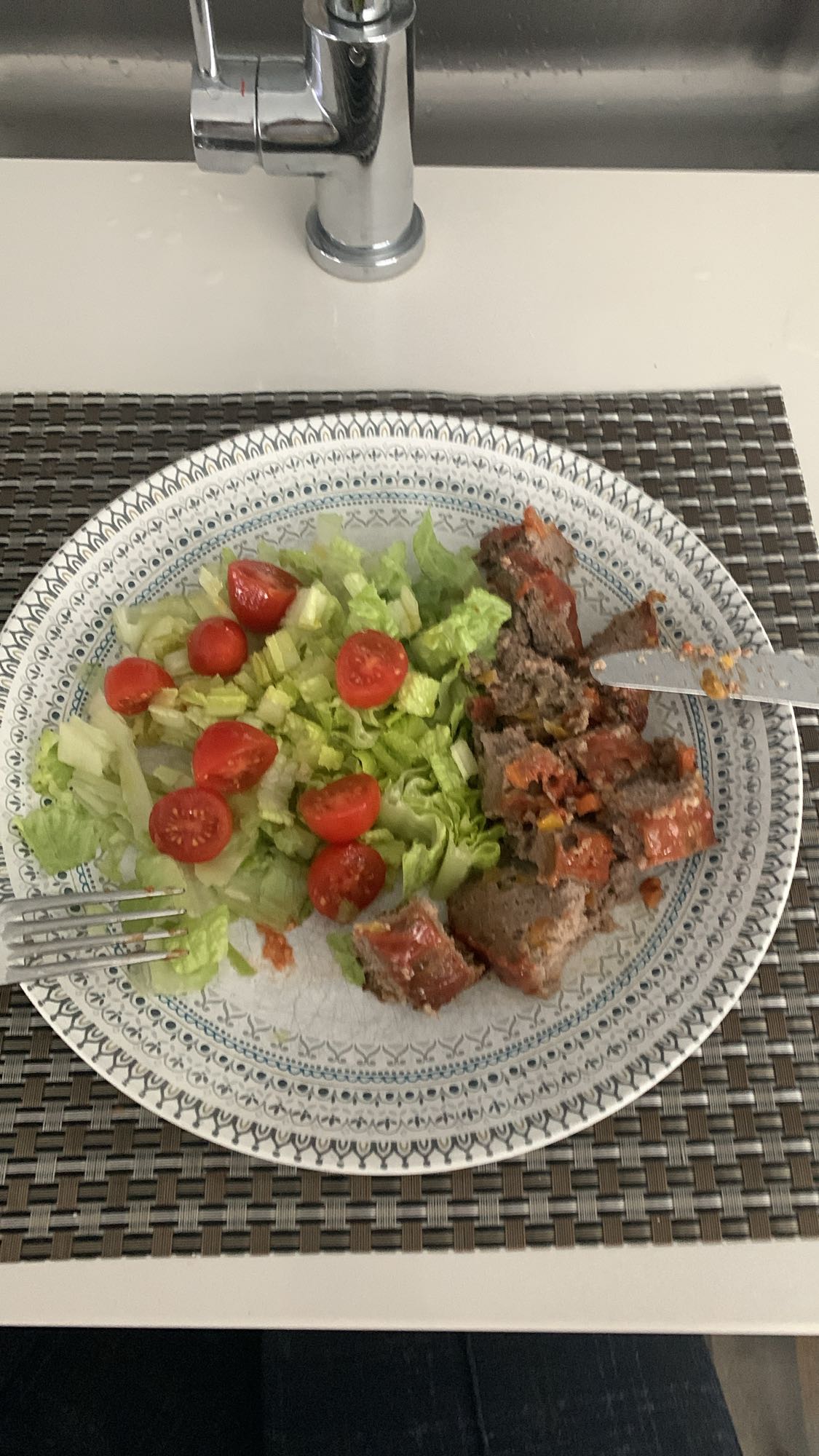 Salade et pain de viande