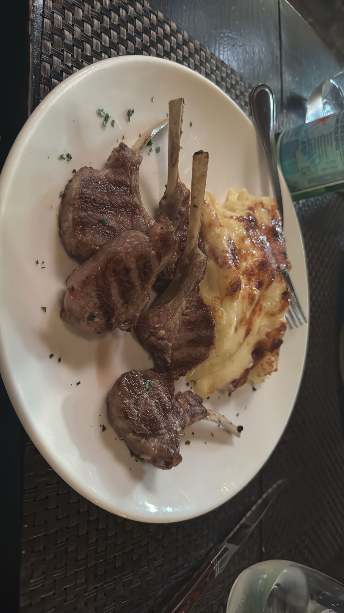 Costillas de cordero y gratín