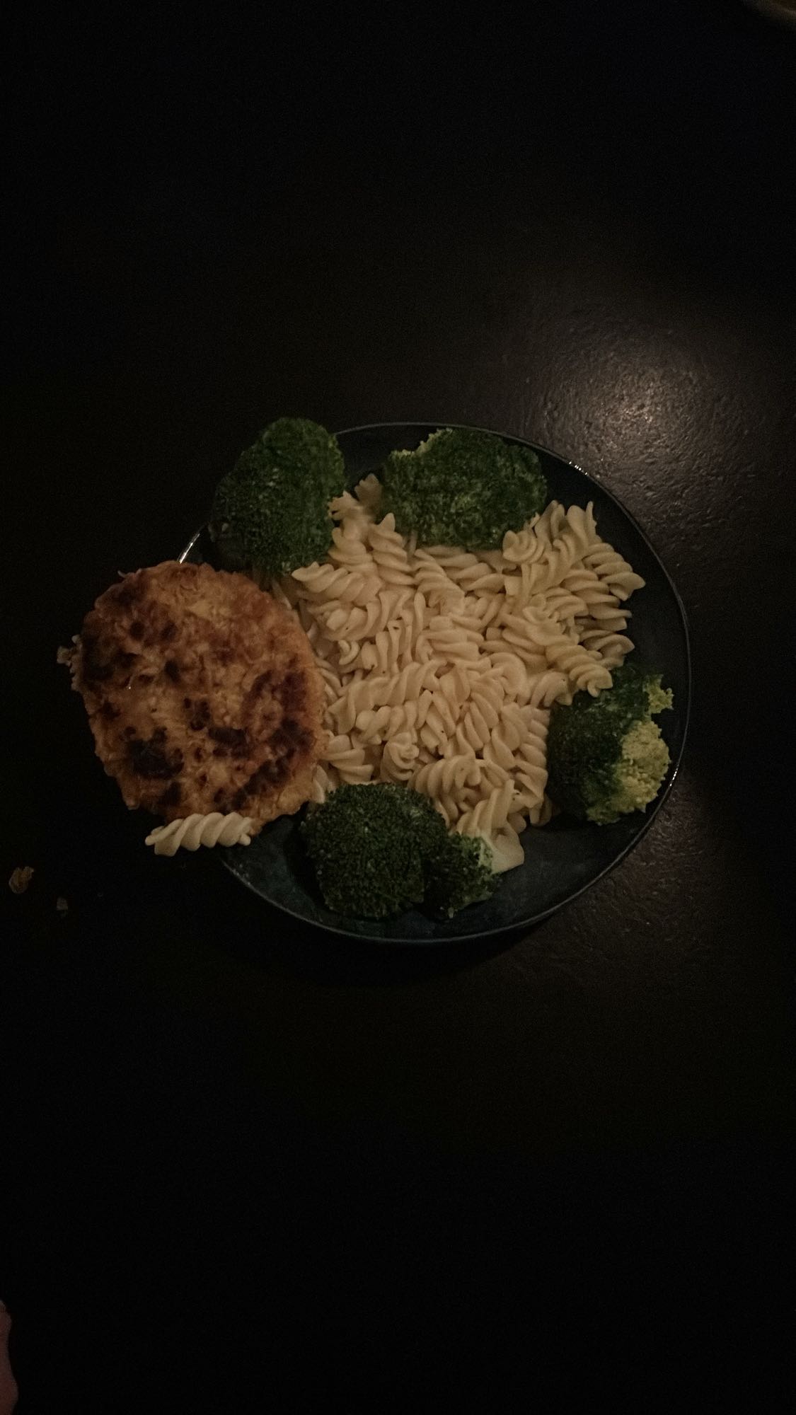 Pasta met broccoli en burger