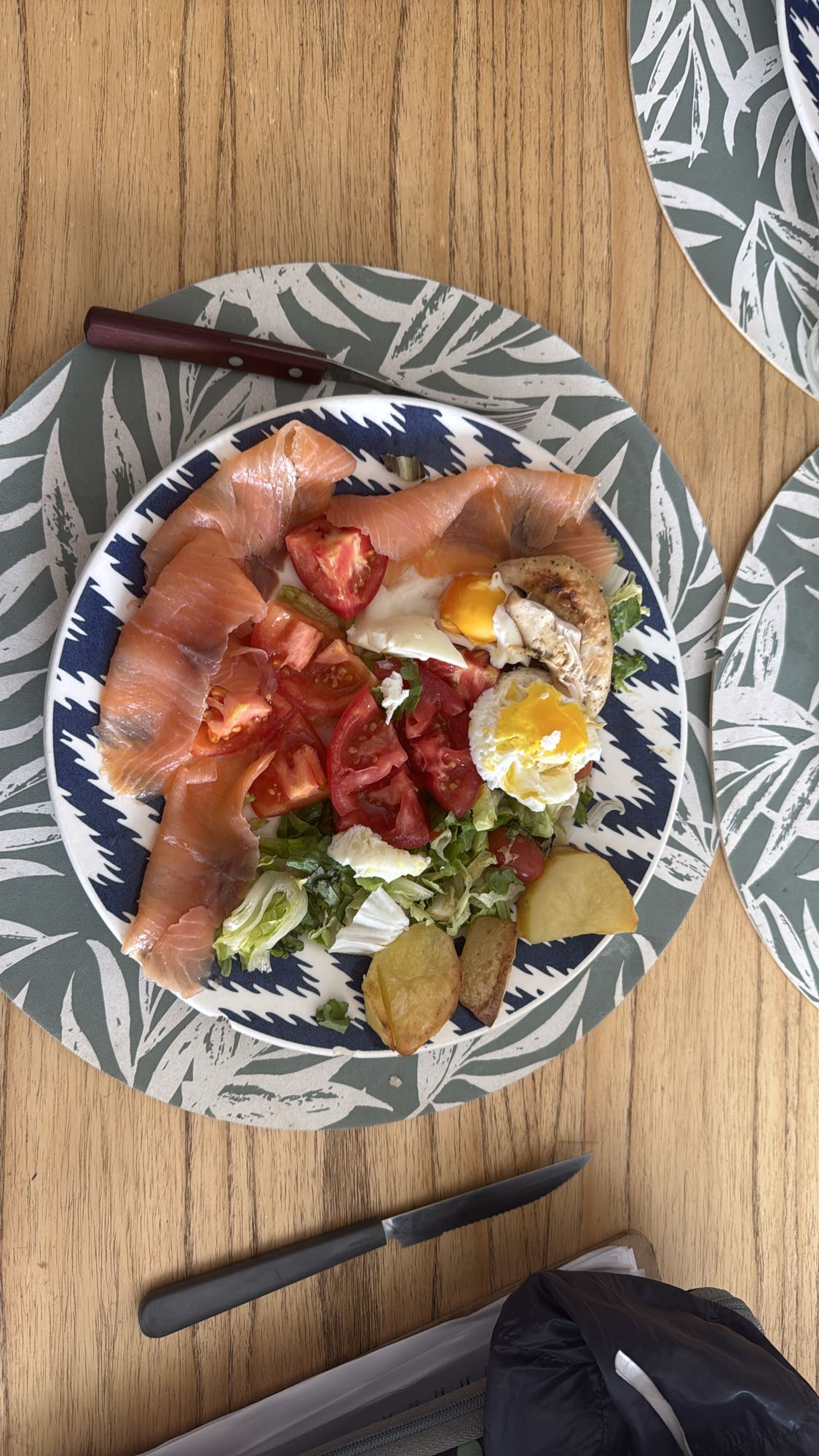 ensalada con salmón y huevo