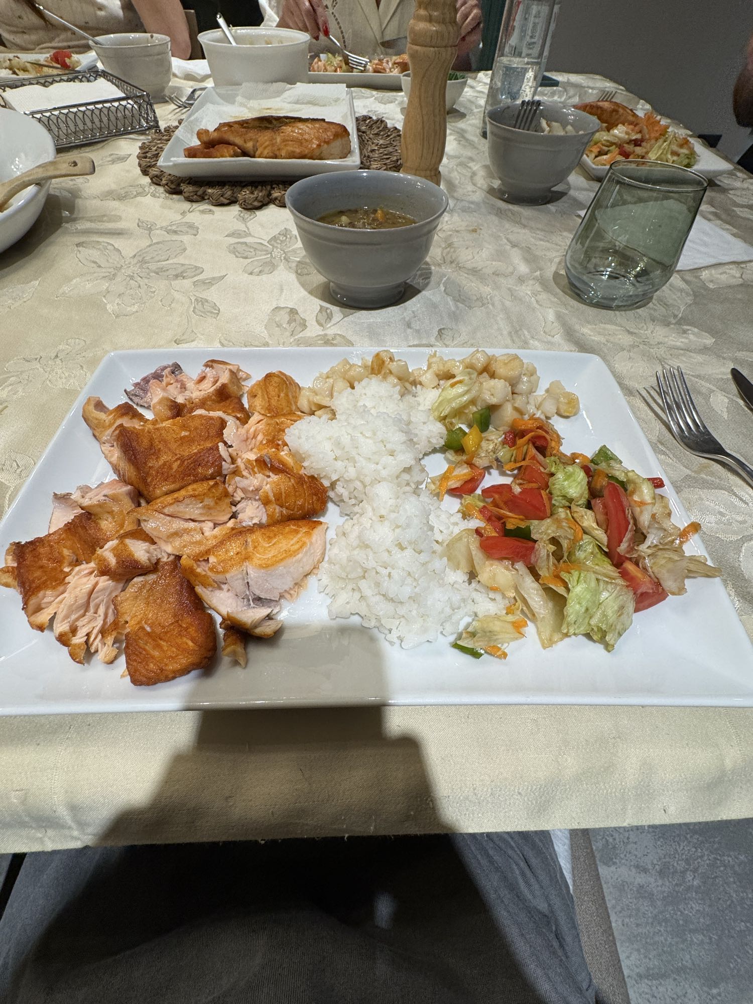 Salmón con arroz y ensalada