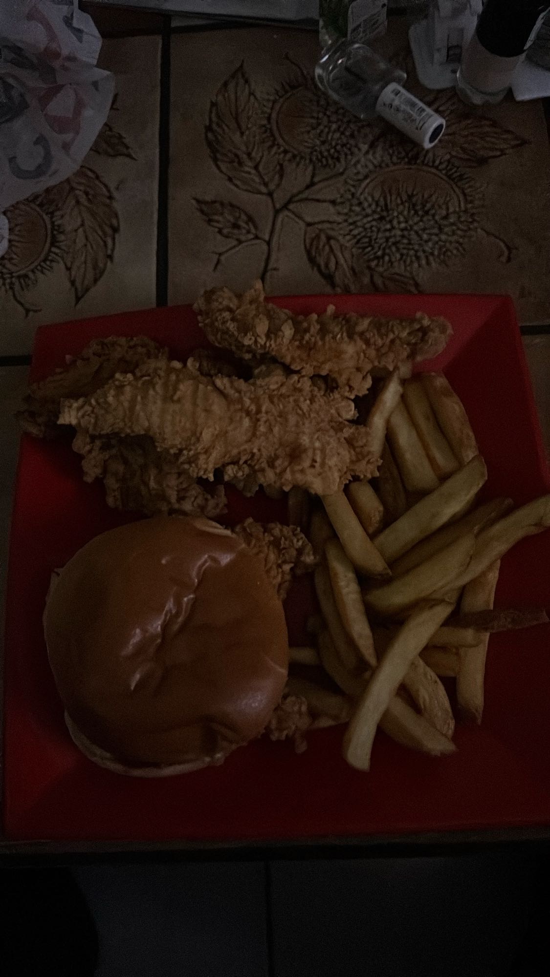 Poulet frit, frites, burger