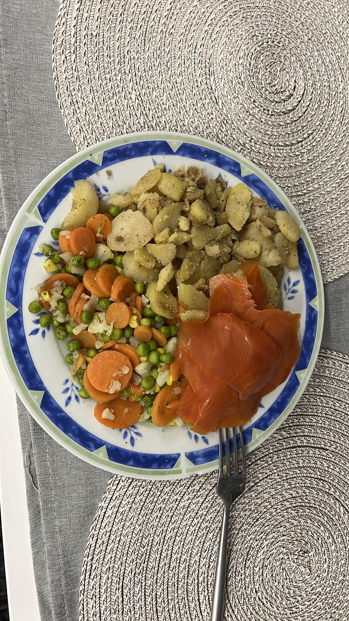 Łosoś z warzywami i ziemniakami