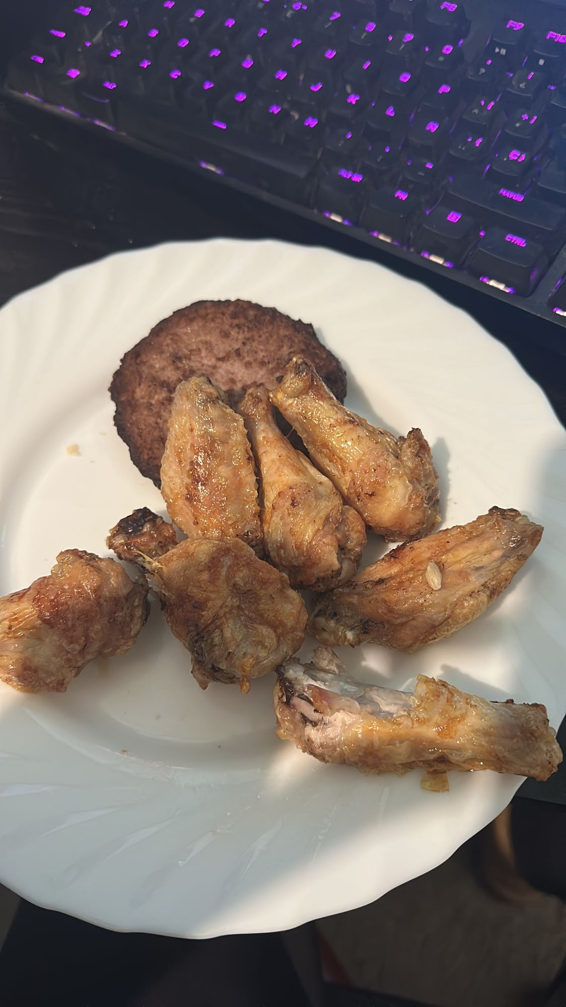 alitas y hamburguesa