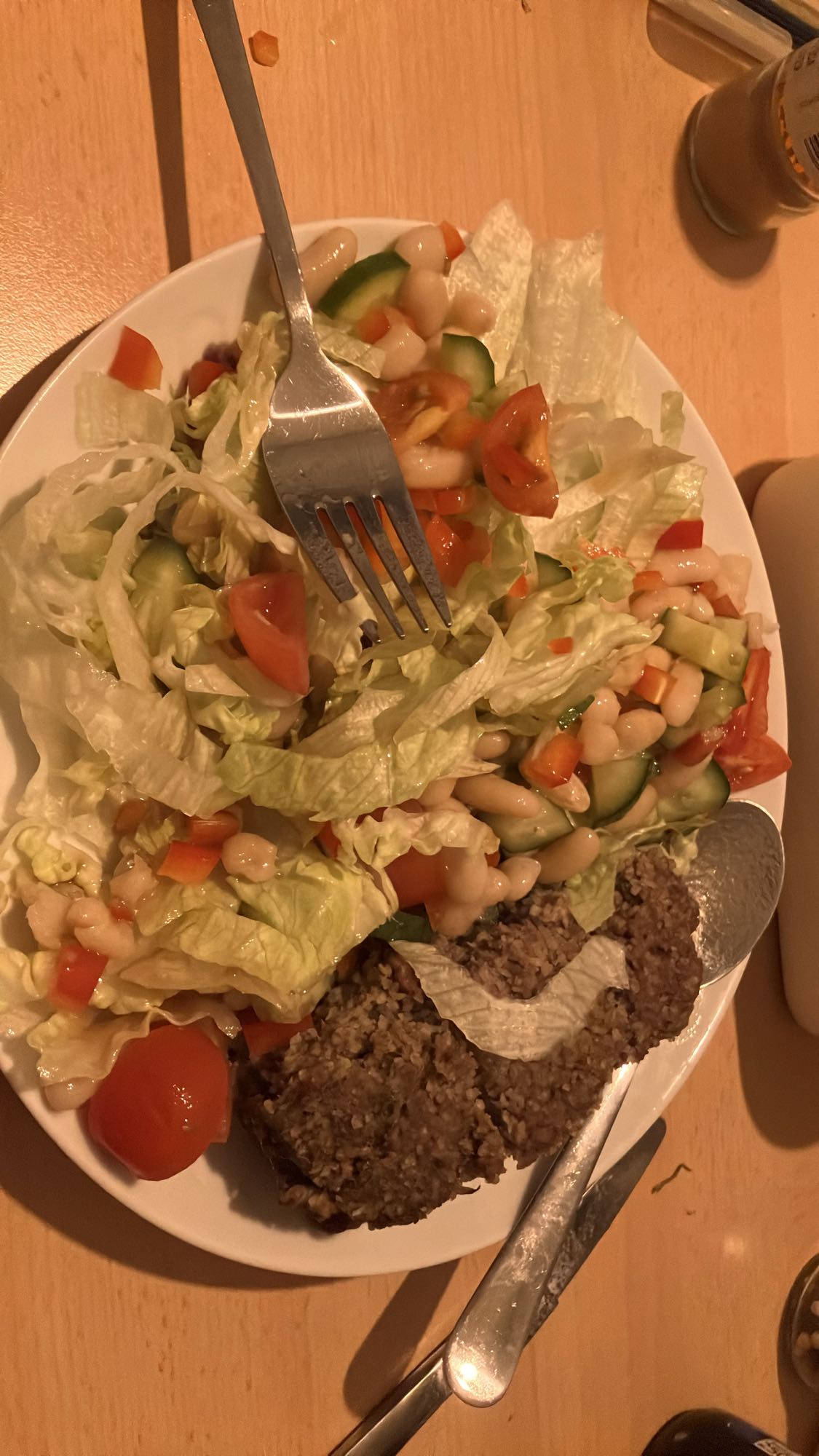 Salada com bolo de carne