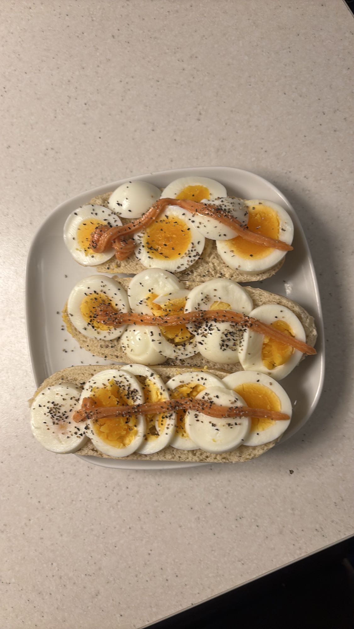 Egg og kaviar på brød