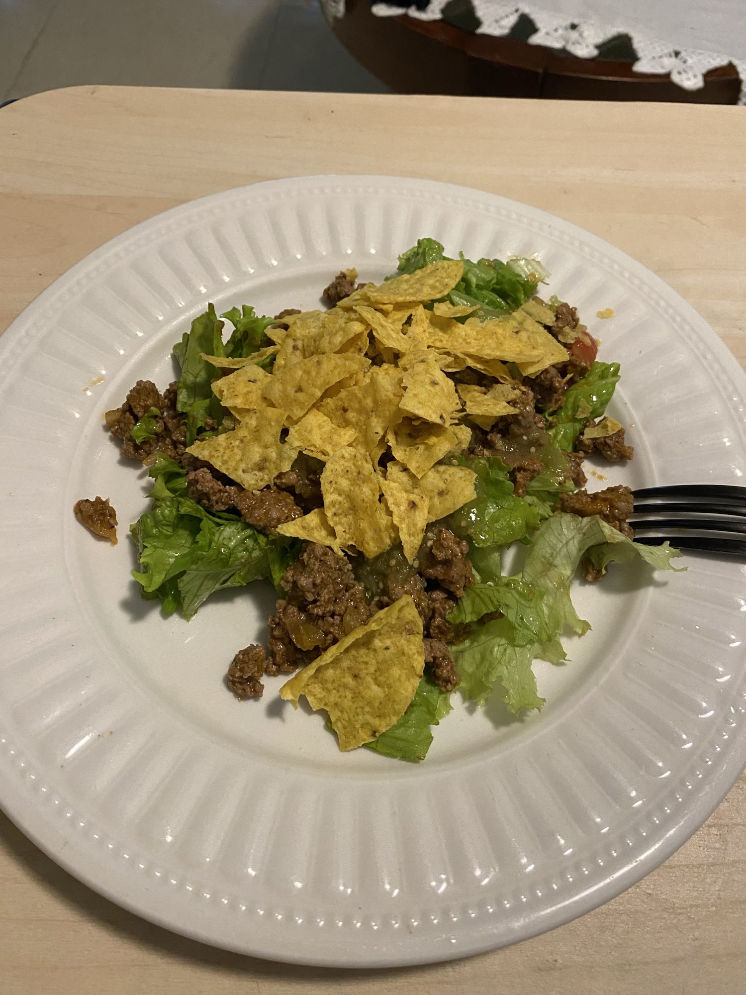 ensalada con carne y totopos