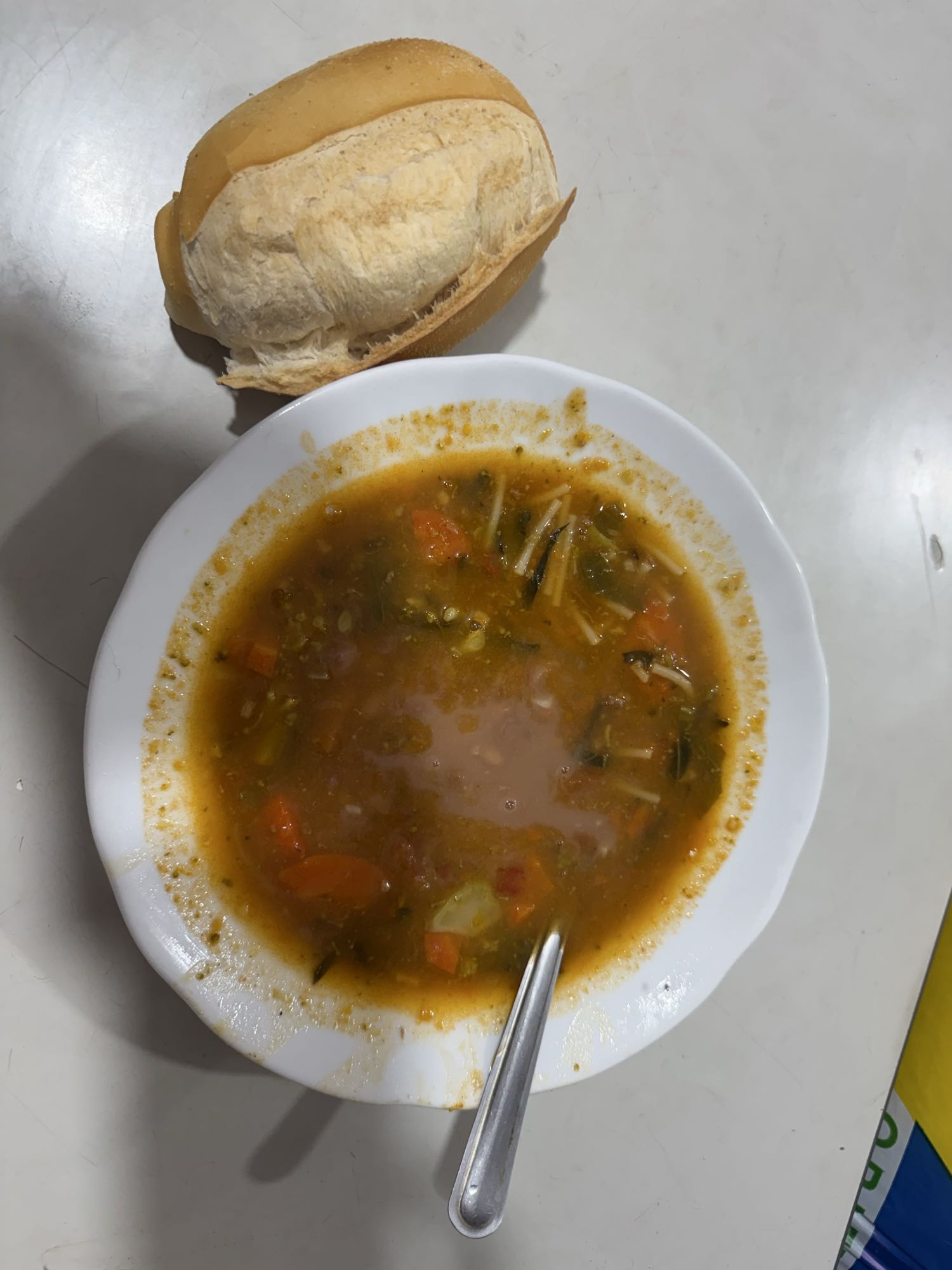 Sopa de legumes com pão