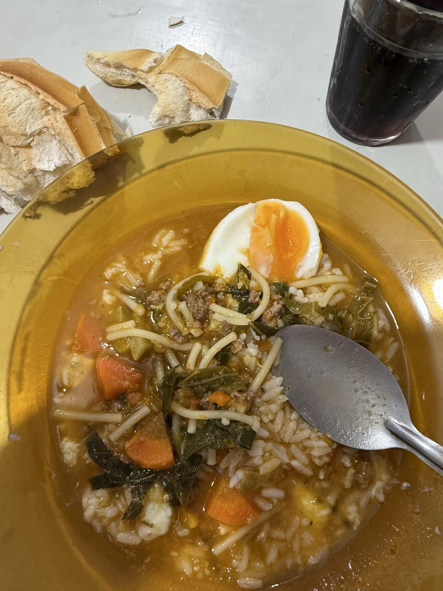 Sopa com ovo e pão