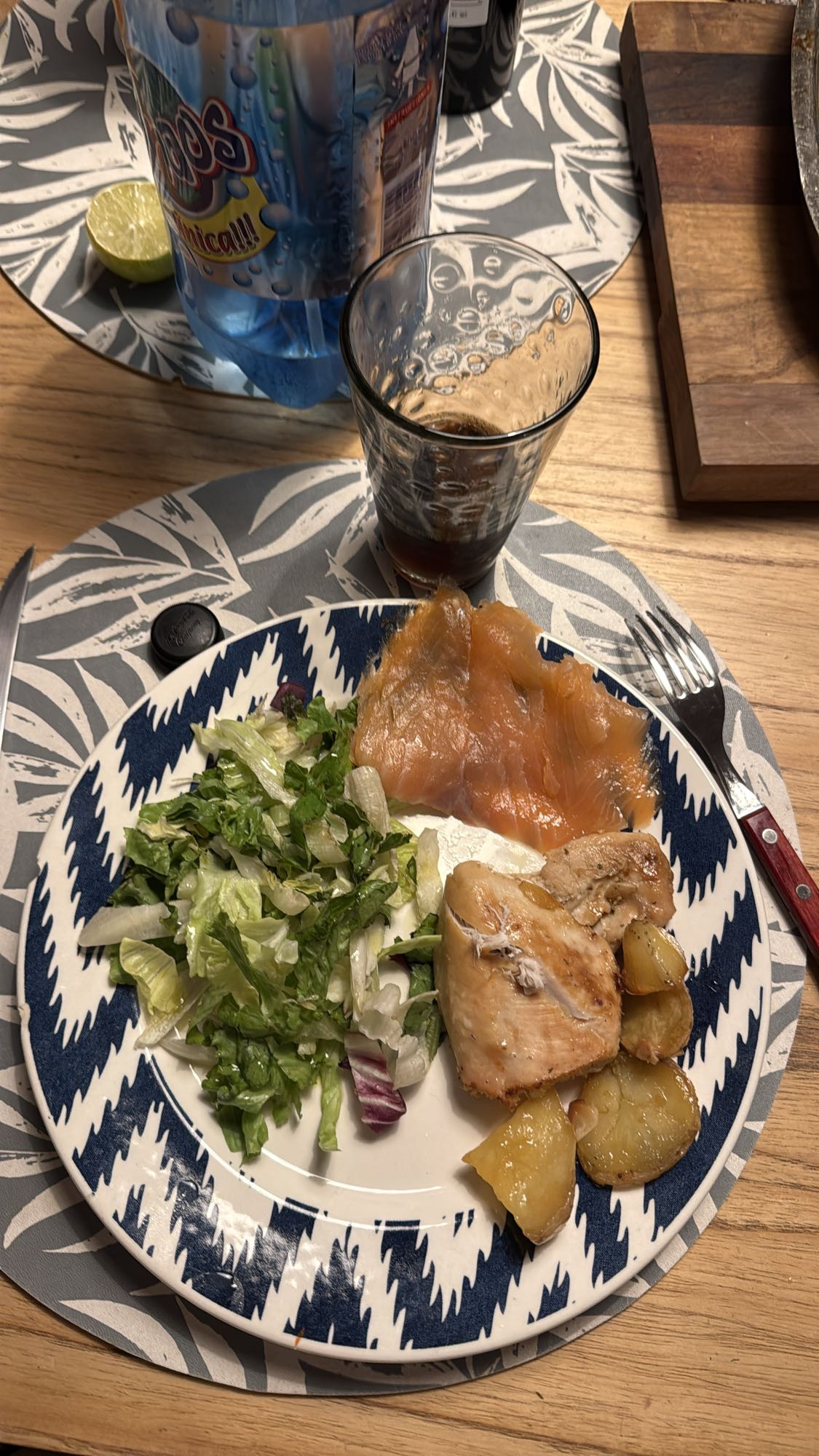 Pollo, ensalada y salmón