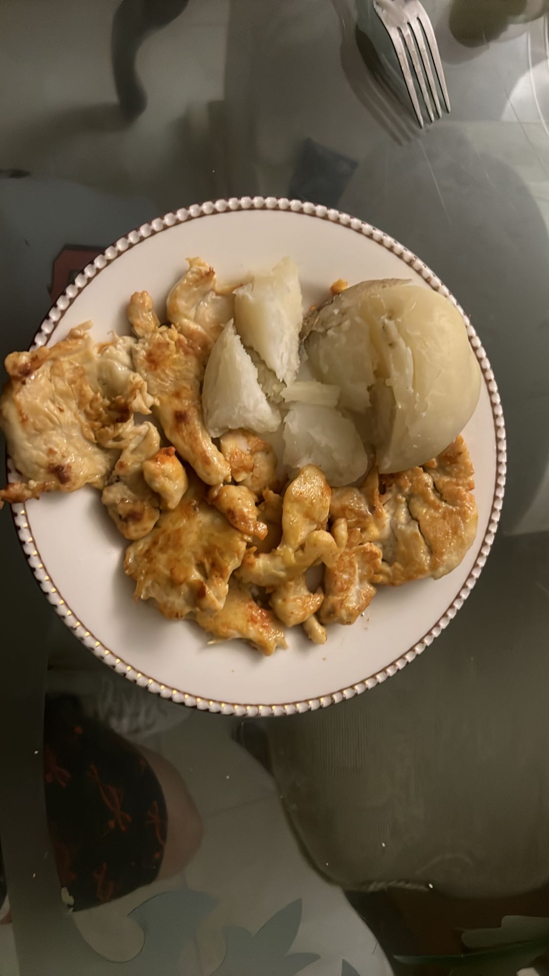 Tavuk ve haşlanmış patates